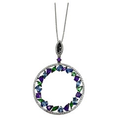 Halskette mit Anhänger aus 14 Karat Weißgold mit Amethyst, grünem Tsavorit, blauem Saphir und Diamanten