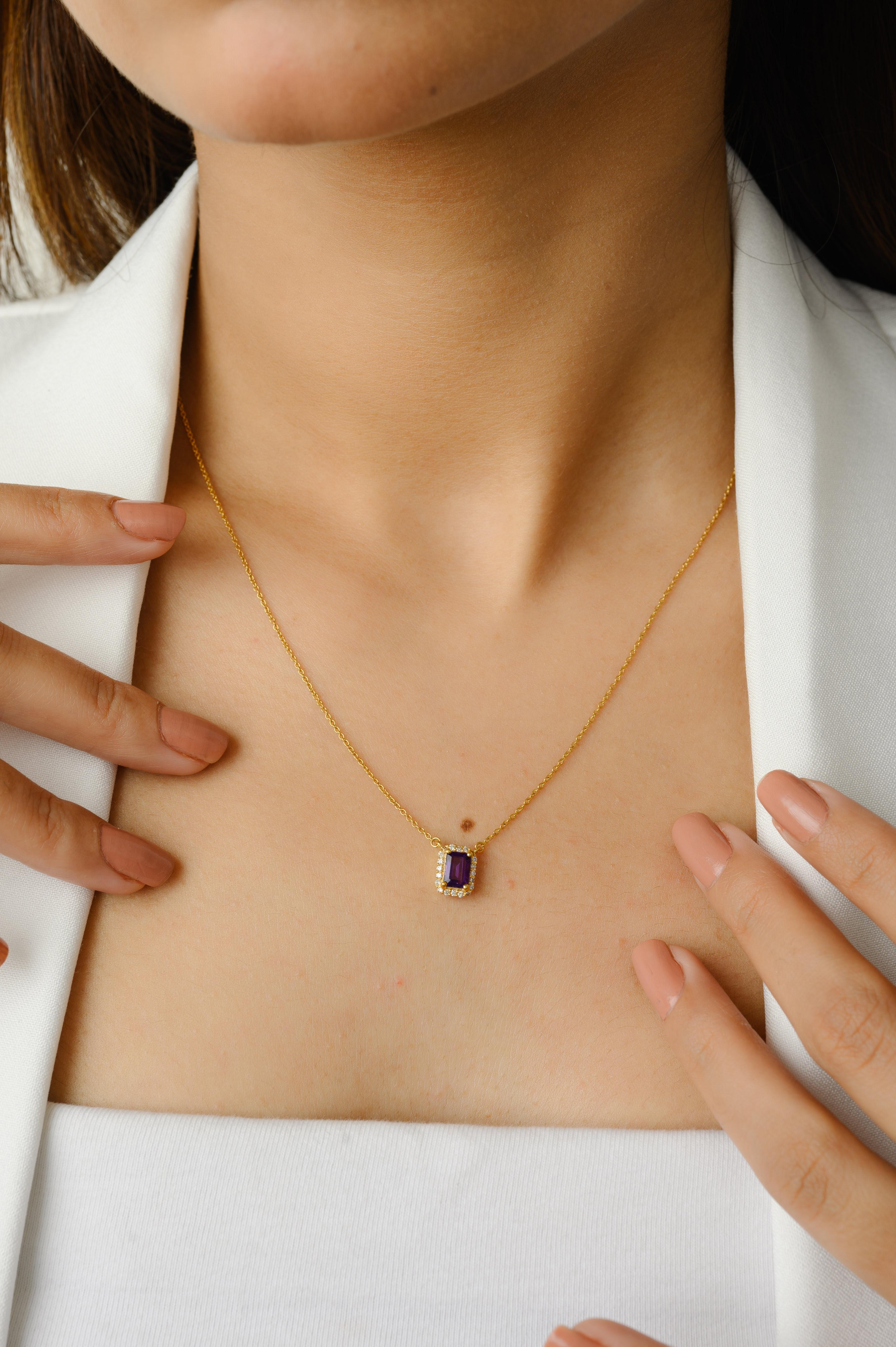 Collier pendentif en or 14K avec améthyste et diamant en halo, serti d'une améthyste octogonale et de diamants en halo. Ce superbe bijou rehausse instantanément un look décontracté ou une tenue habillée. 
L'améthyste aide à soulager le stress et