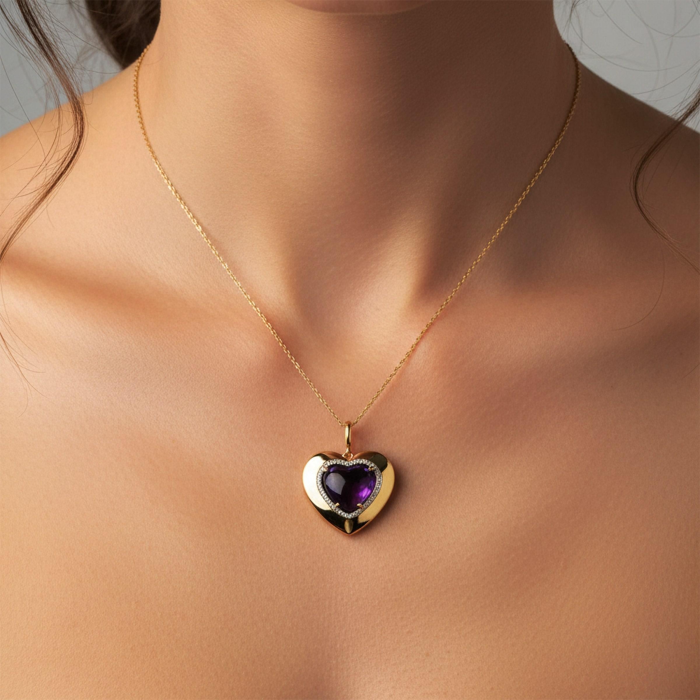 Celebra l'amore, la luce e l'eleganza con la collana con ciondolo con cuore di ametista, un capolavoro di calore e raffinatezza. Realizzato in oro giallo massiccio 14K, questo ciondolo presenta una ricca ametista cabochon a forma di cuore, che