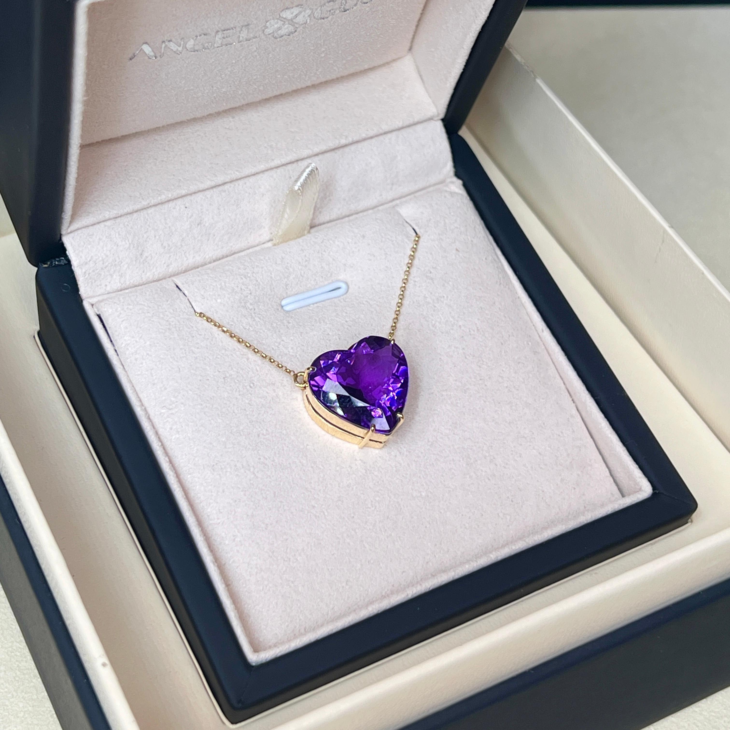 Or jaune massif 18K 

Améthyste naturelle : forme de coeur, taille 14x14mm

*Le pendentif est livré avec la chaîne 

*La chaîne est réglable en deux tailles

Ce magnifique pendentif est orné d'une améthyste naturelle en forme de cœur, d'une taille