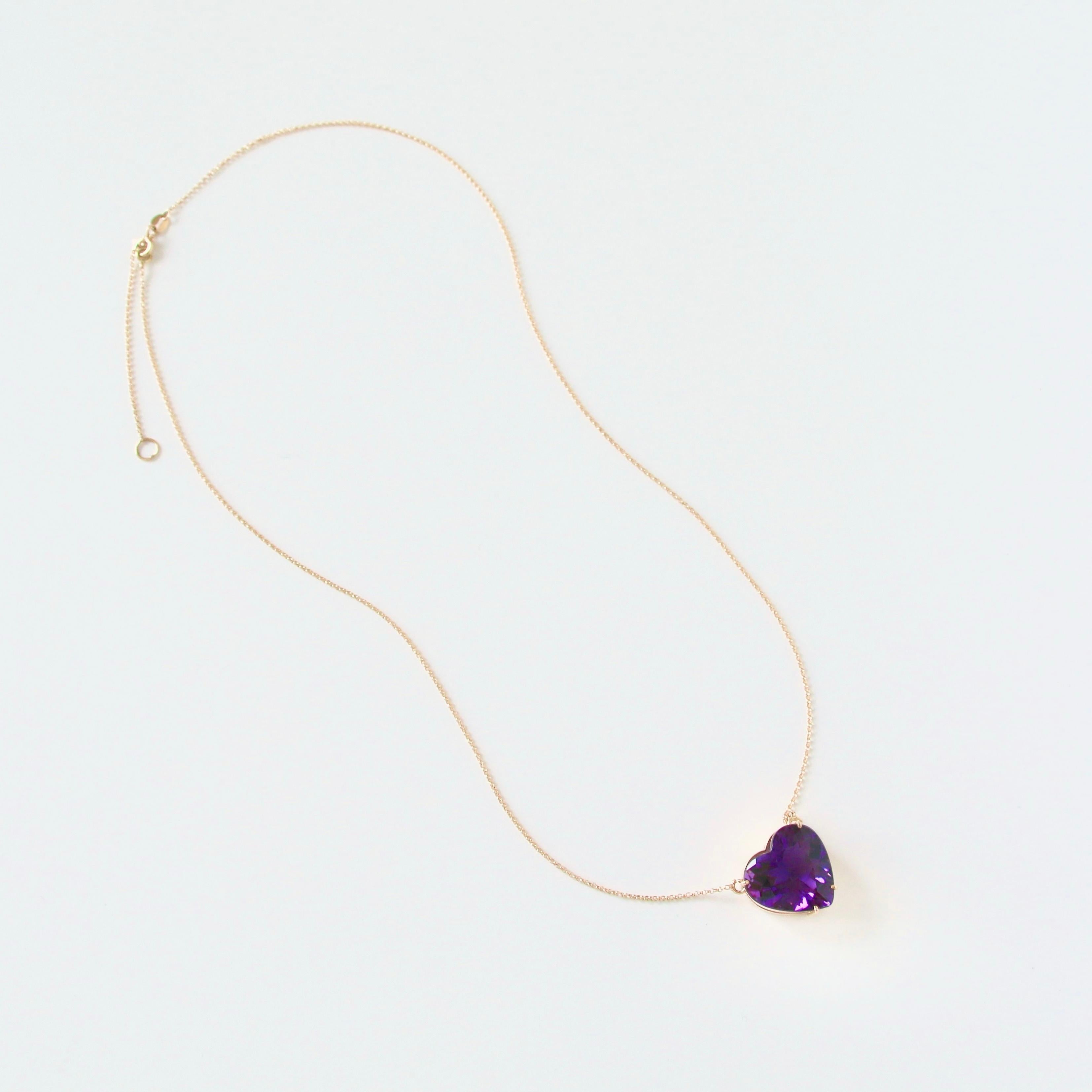 Or jaune massif 18K 

Améthyste naturelle : forme de coeur, taille 14x14mm

*Le pendentif est livré avec la chaîne 

*La chaîne est réglable en deux tailles

Ce magnifique pendentif est orné d'une améthyste naturelle en forme de cœur, d'une taille