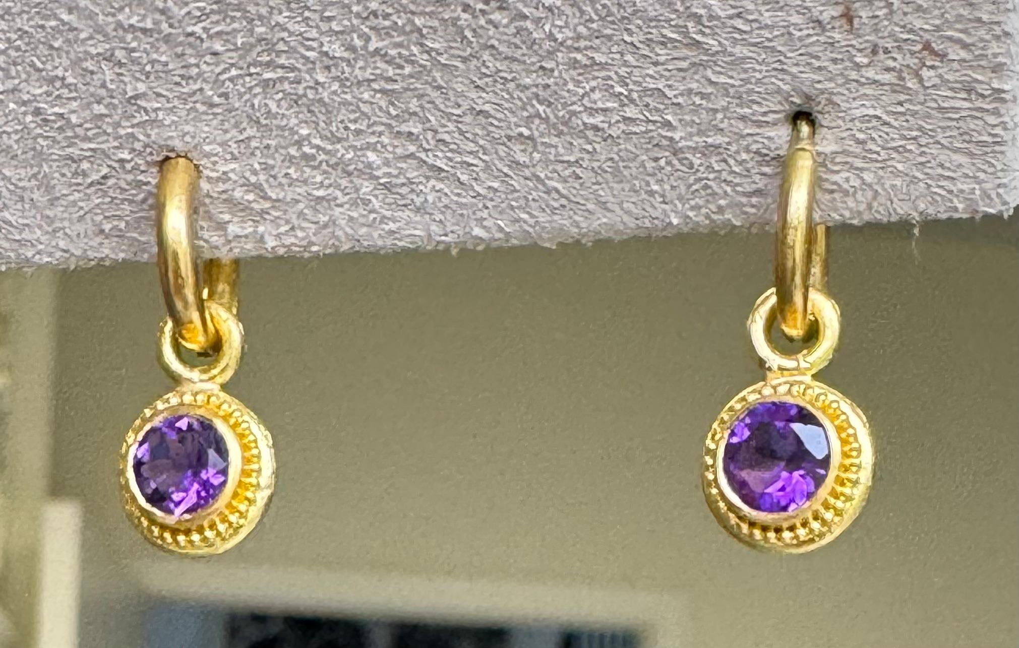 Le deliziose gocce di ametista sono incastonate in un ricco oro a 22 carati, il cui colore è esaltato dalla delicata granulazione che incornicia ogni pietra. Oscillano da cerchi d'oro a 22 carati con montanti e fondelli sicuri a 18