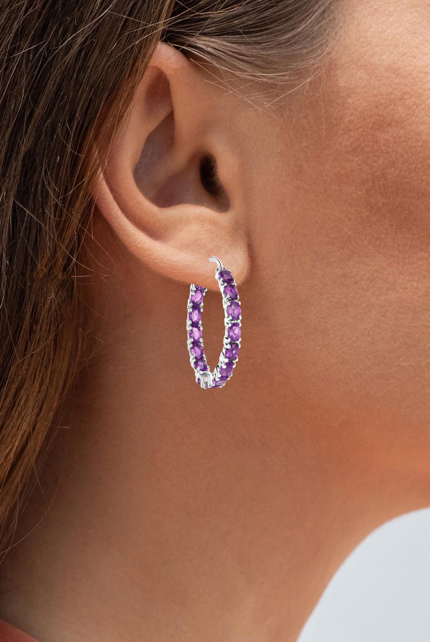 Viene fornito con la valutazione gemmologica GG/AJP.
Tutte le gemme sono naturali
30 Ametiste = 4,78 Carati
Metallo: Argento placcato in rodio
Dimensioni: 30 x 4 mm