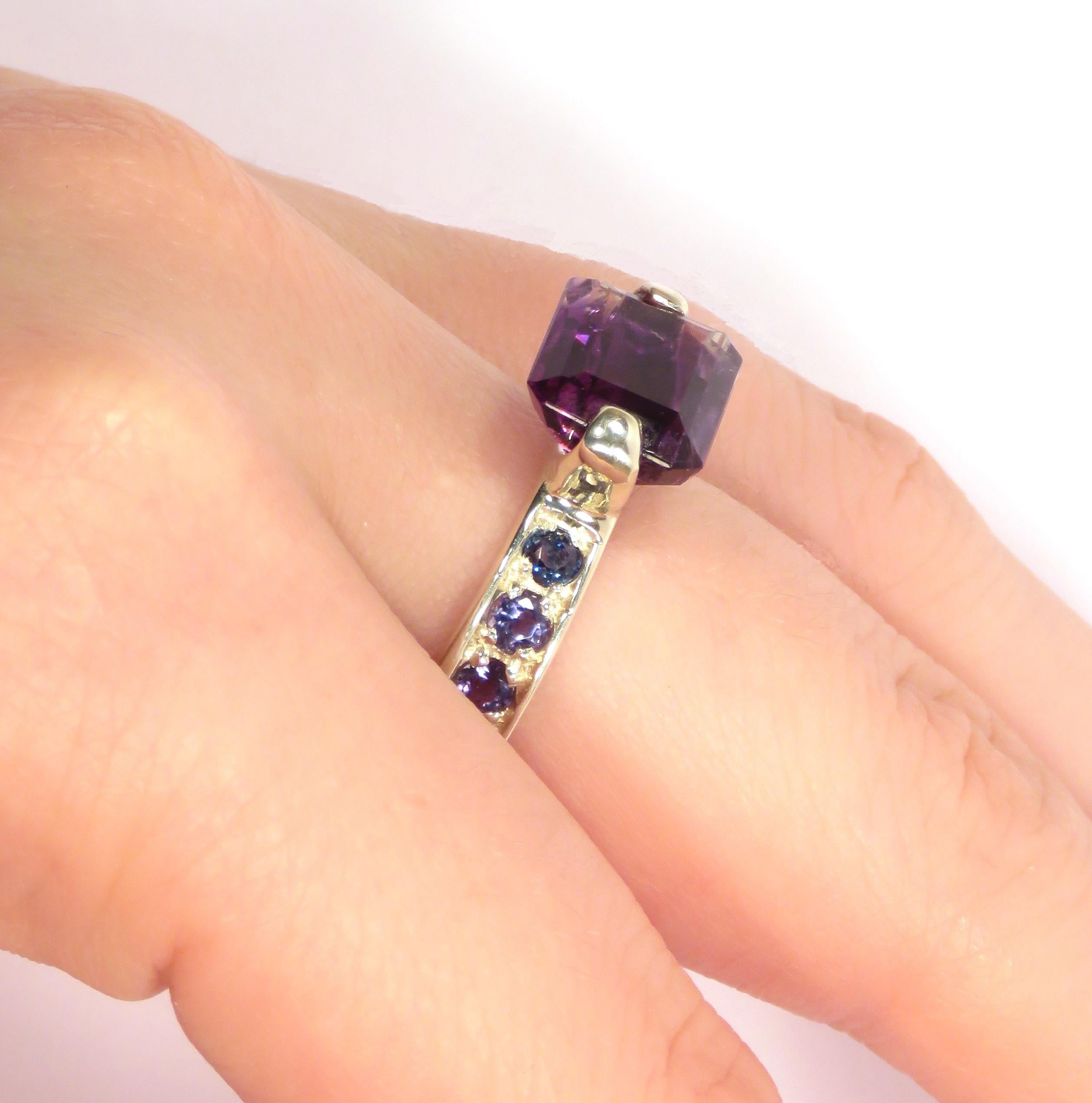 Cocktail ring in 9 karat white gold with a natural amethyst and iolites. US finger size is 6 3/4, French size 53, Italian size 13, it can be resized to the customer's size before shipment. The ring is marked with the Italian Gold Mark 375 and Botta