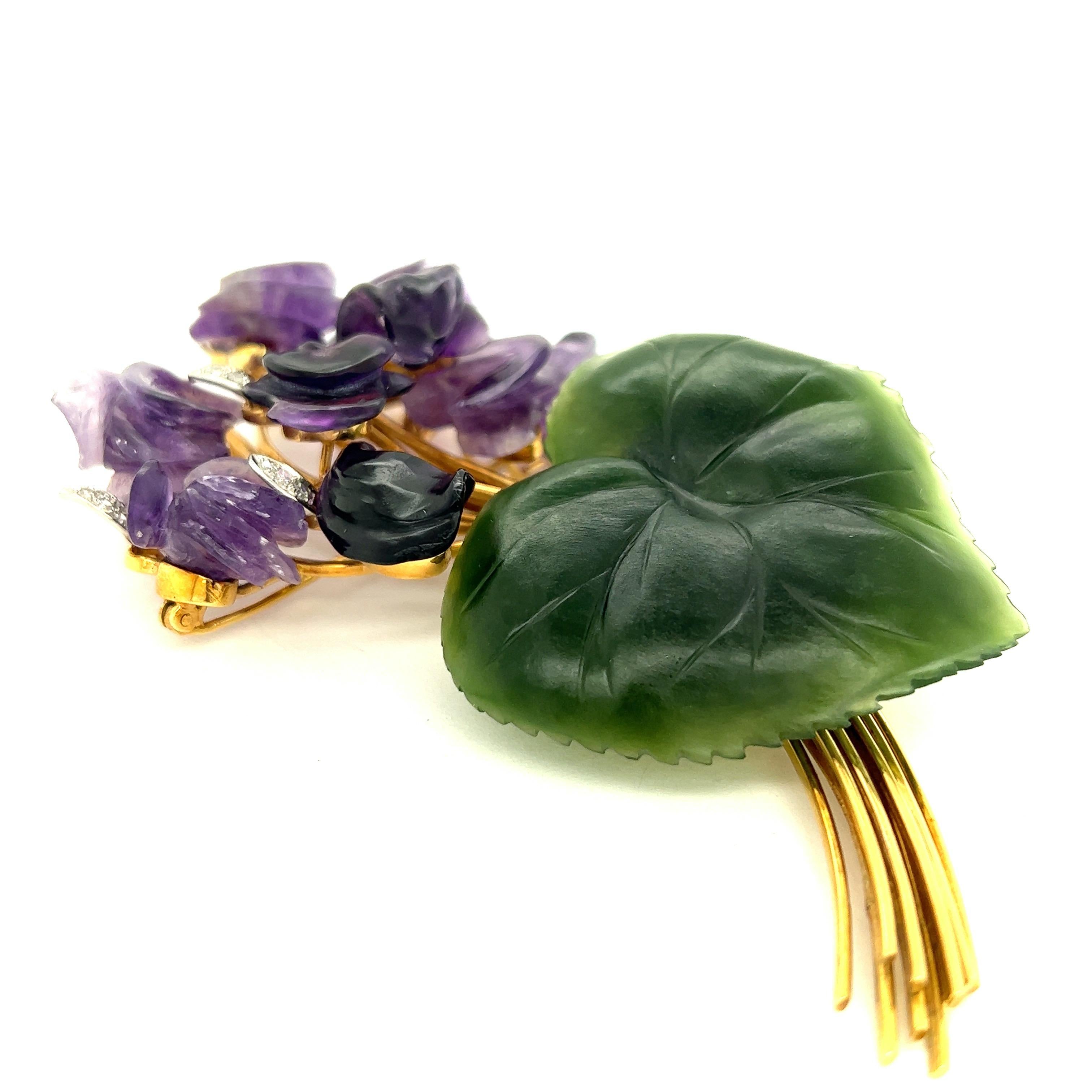 Amethyst & Jade 18k Yellow Gold Brooch In Excellent Condition For Sale In New York, NY