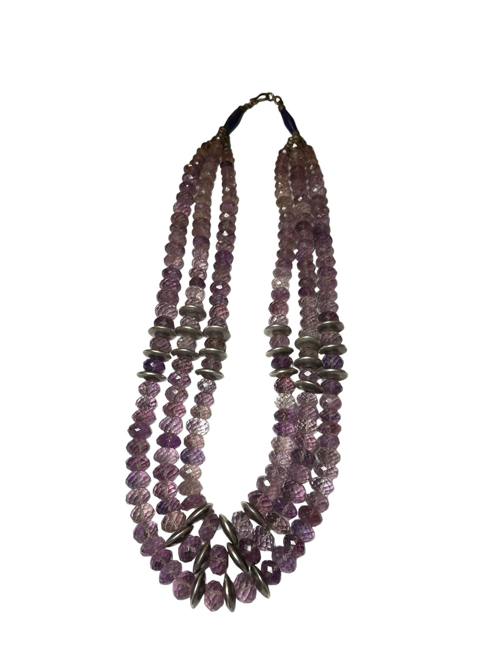 Moderno Collana a più fili in ametista, lapislazzuli e argento in vendita