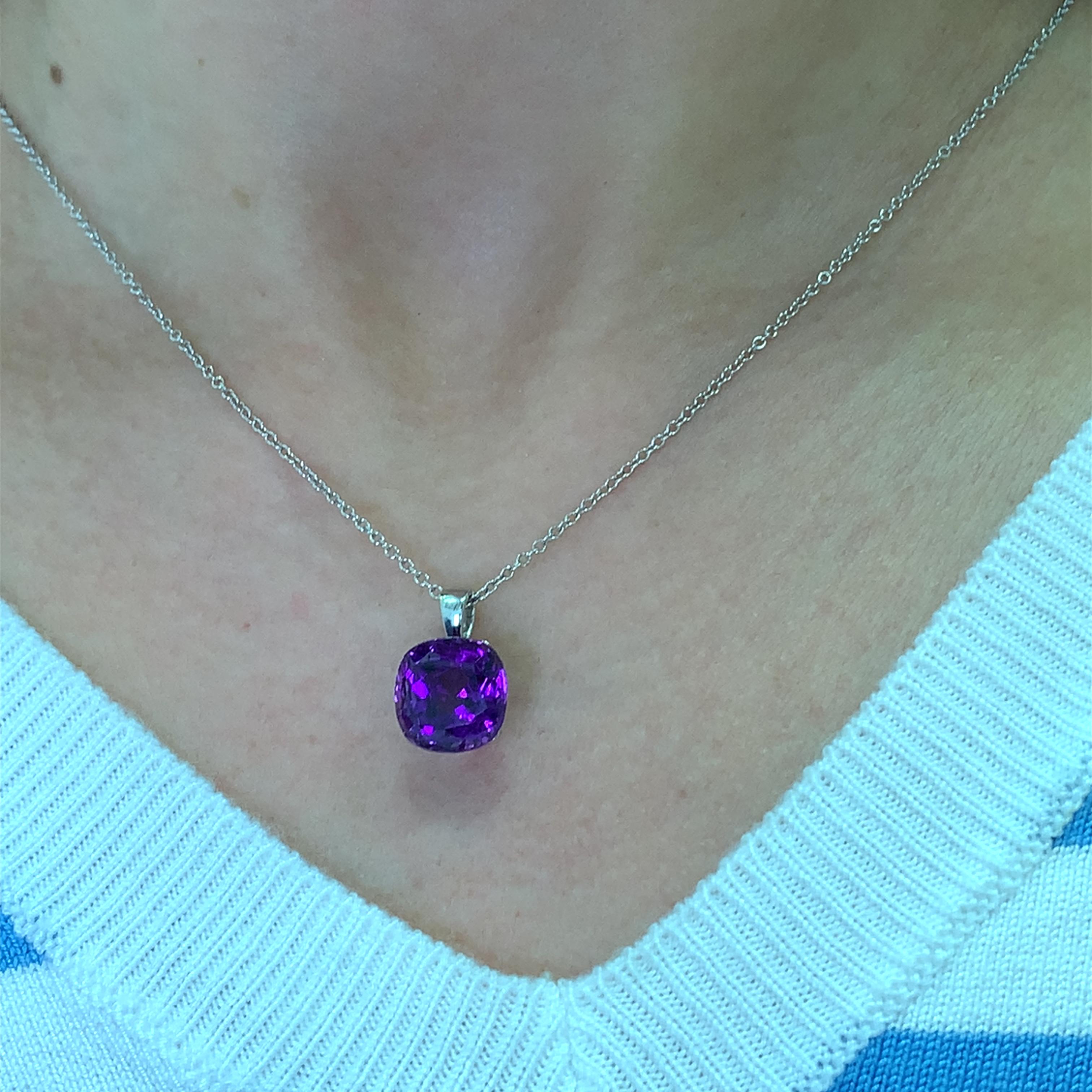 Scopri la bellezza di questa elegante collana con ciondolo in ametista taglio cuscino da 5,20ct, perfetta per aggiungere un tocco di raffinatezza a qualsiasi outfit. La splendida gemma viola di circa 11 mm è tagliata in modo splendido e riflette la
