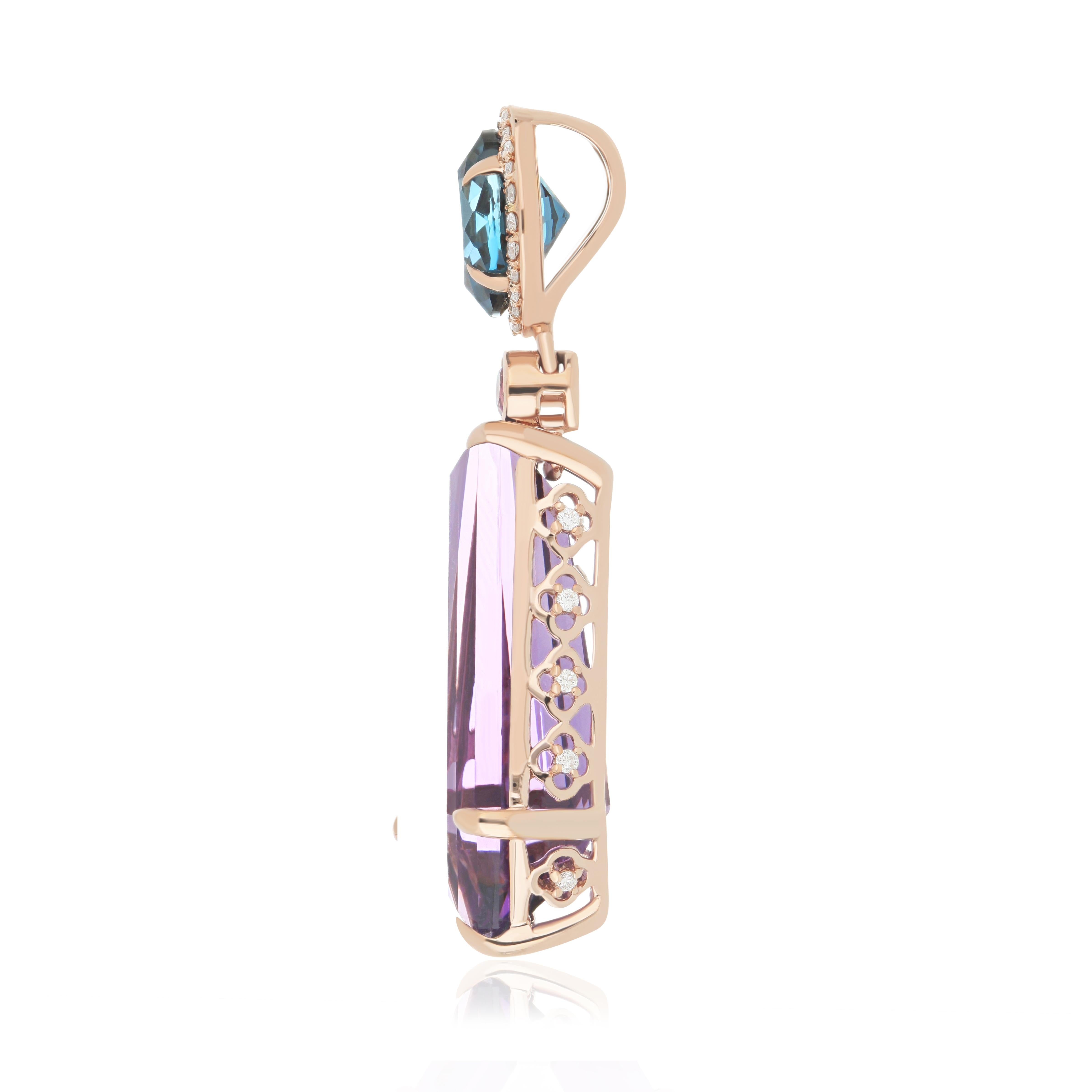 Prova il massimo del lusso con questo pendente in oro rosa 18 carati realizzato in modo impeccabile. Al centro, un'ametista mozzafiato di 11,70 carati con taglio sfaccettato irradia un colore vibrante, splendidamente completato da un Topazio Blu di