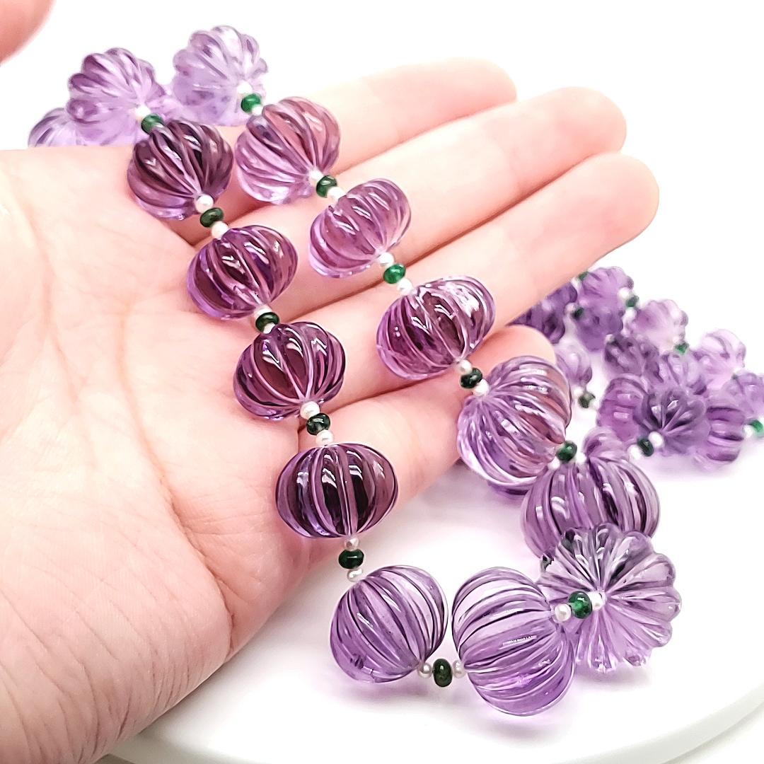 Diese atemberaubende Halskette aus 691 Karat melonenförmigen Amethystperlen ist mehr als nur ein Statement - sie ist eine Geschichte. 

Jede Perle wird sorgfältig aus dem Herzen Brasiliens bezogen, wo die feinsten Amethyste geboren werden, deren