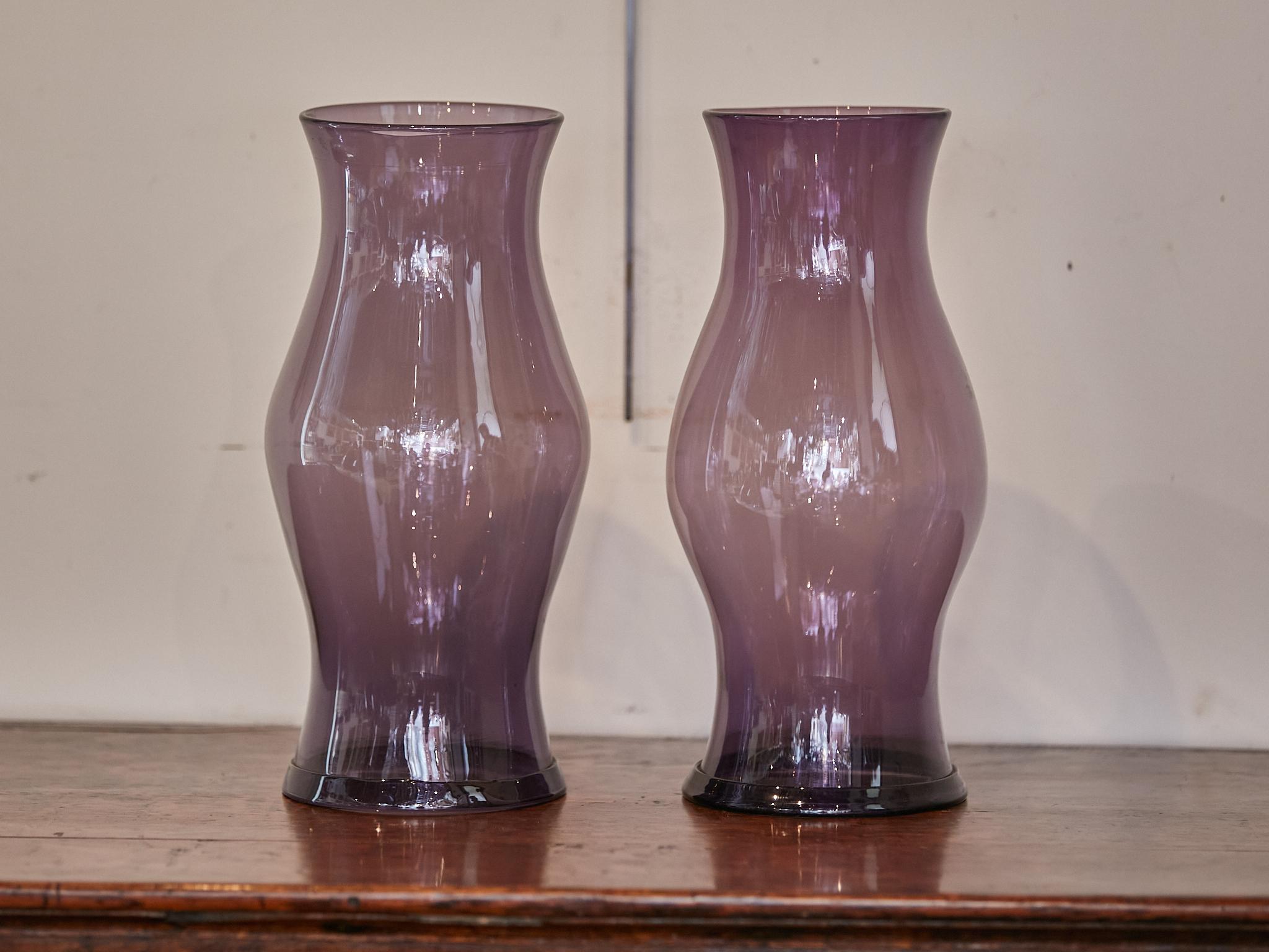 Hurricane-Lampen-Glasschirme mit Amethyst aus der Mitte des Jahrhunderts, Paar (Moderne der Mitte des Jahrhunderts) im Angebot