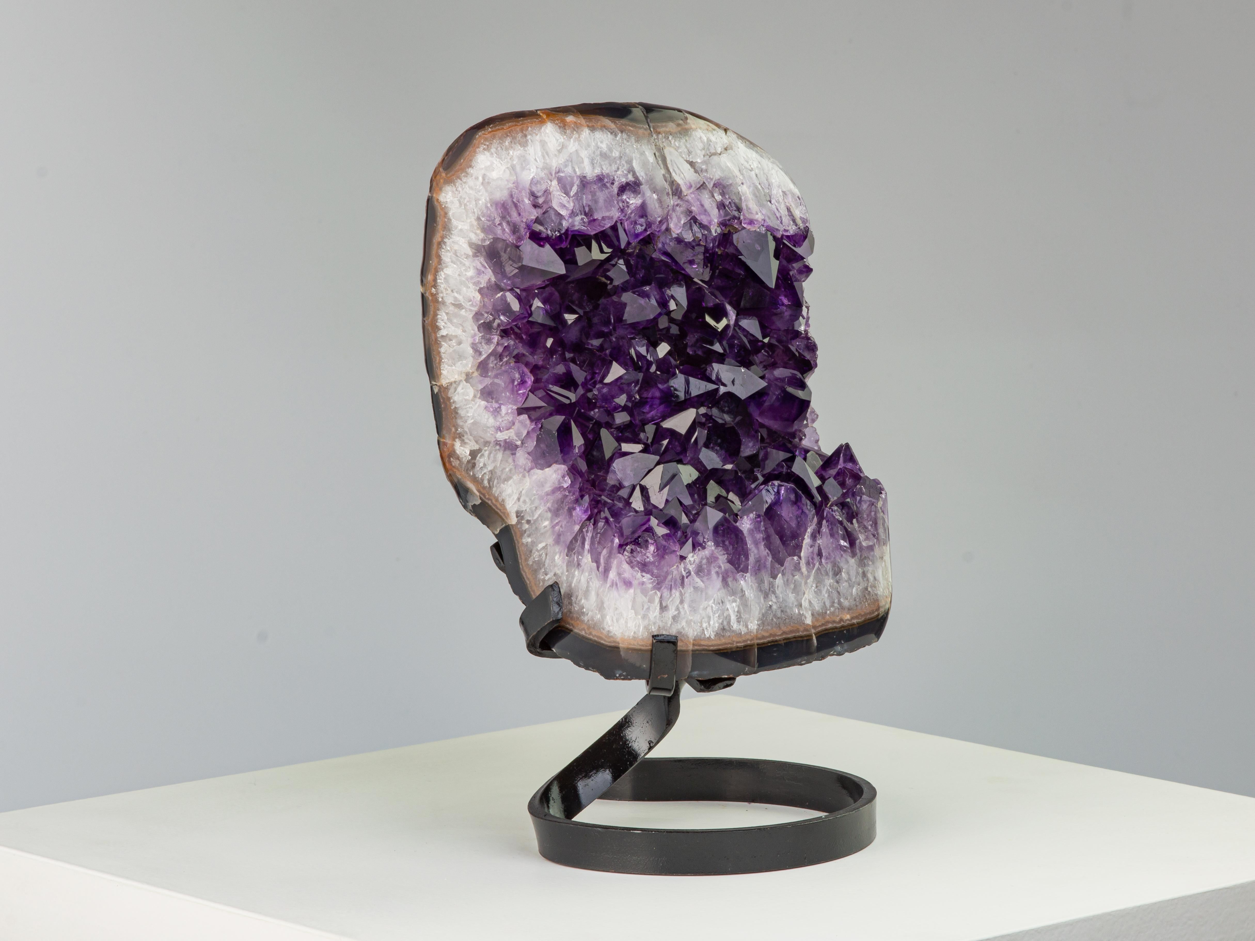 Amethyst- Mineral-Skulptur mit hohen Kristallspitzen auf Metallständer im Zustand „Gut“ im Angebot in London, GB