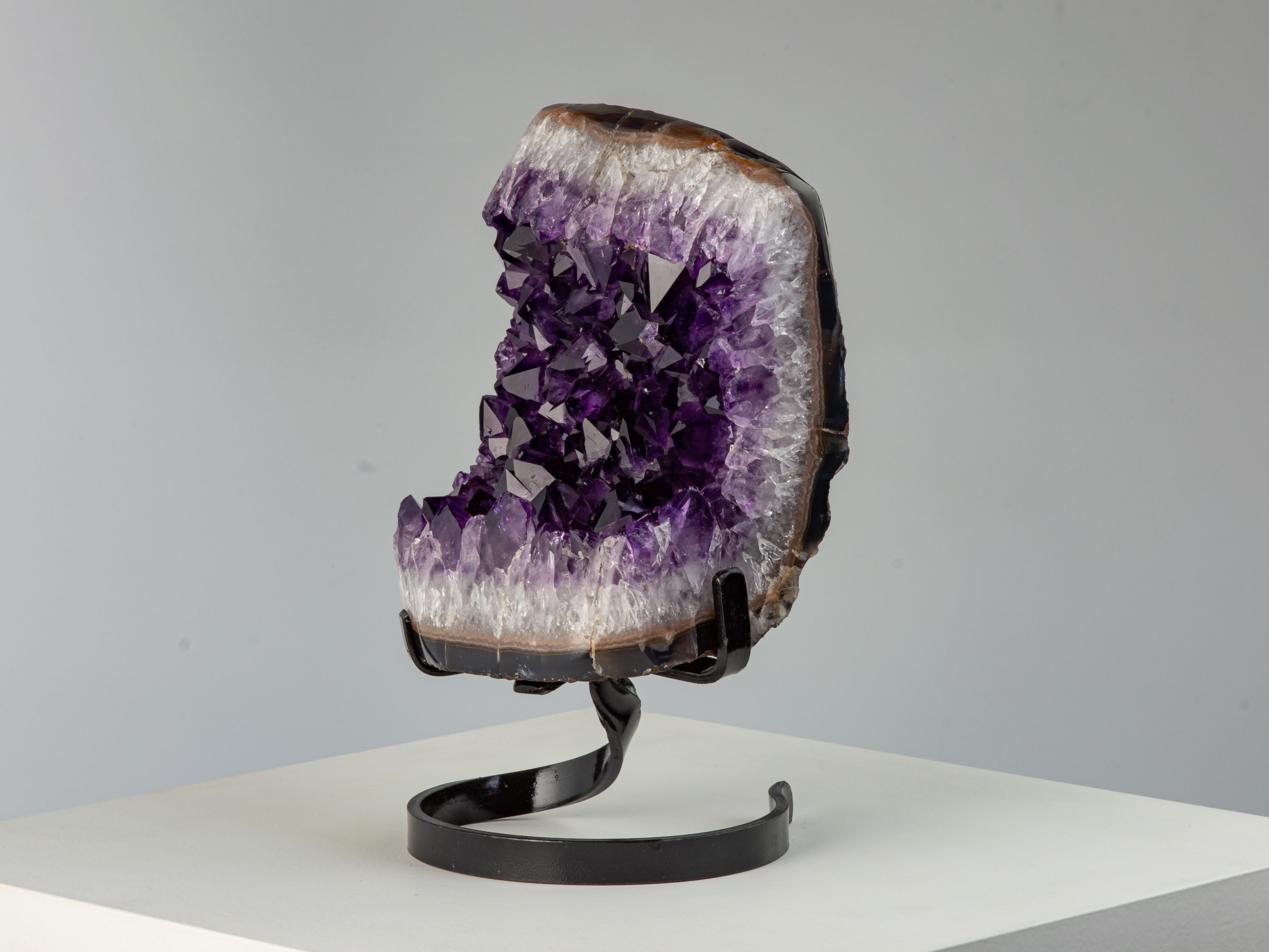 Amethyst- Mineral-Skulptur mit hohen Kristallspitzen auf Metallständer (Achat) im Angebot