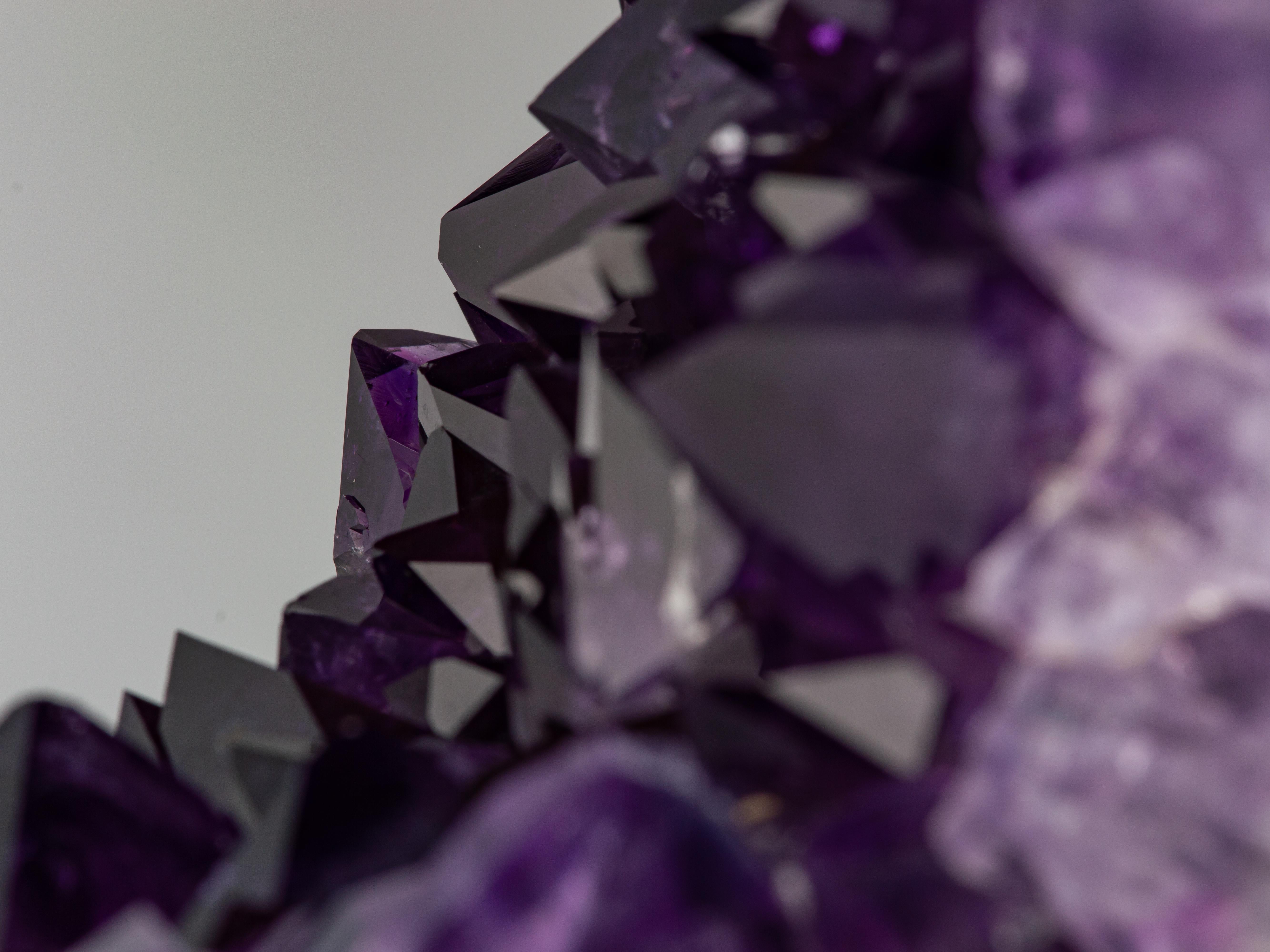 Sculpture minérallique en améthyste avec de hauts sommets en cristal sur support en métal en vente 5