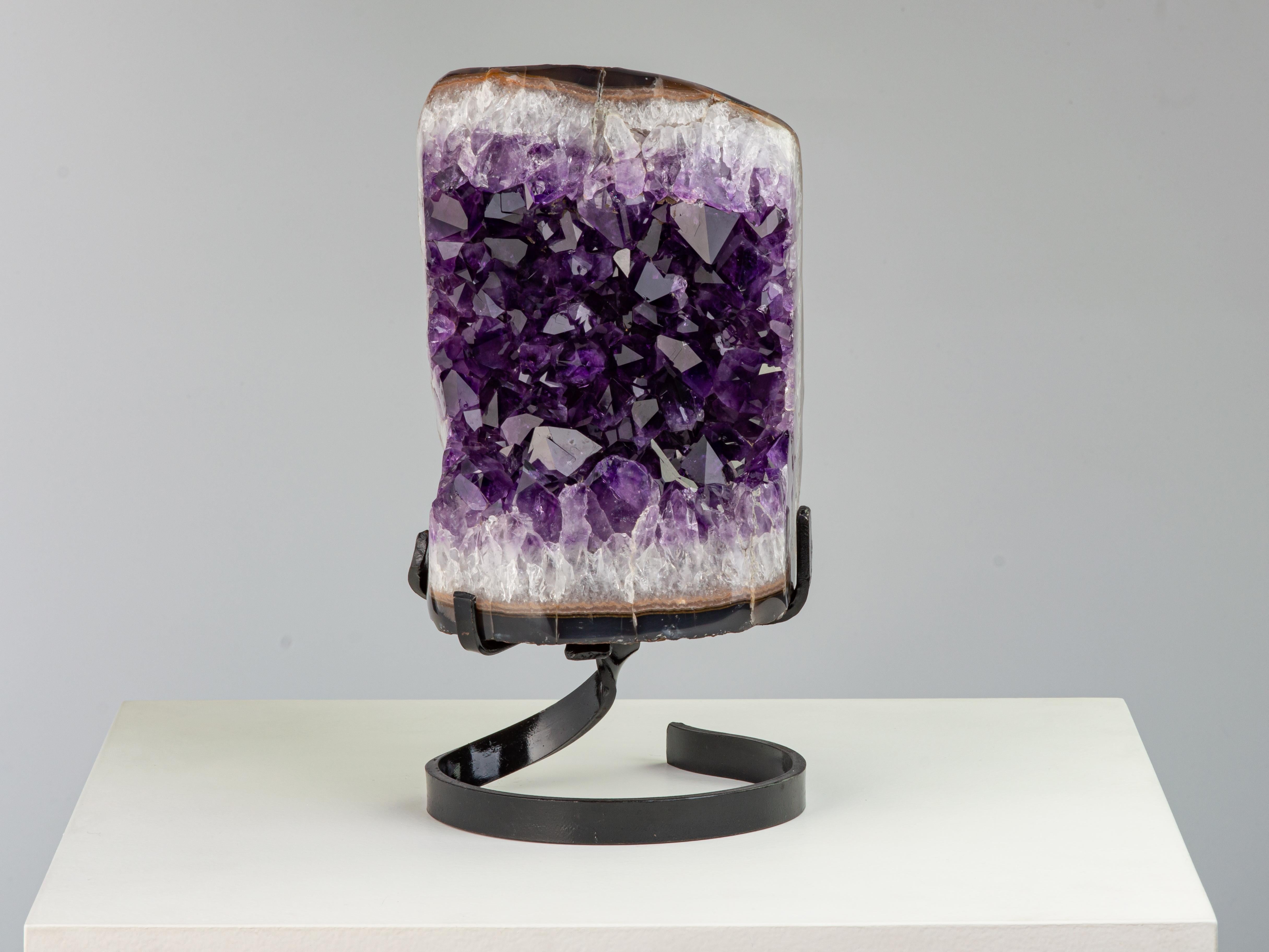 Agate Sculpture minérallique en améthyste avec de hauts sommets en cristal sur support en métal en vente