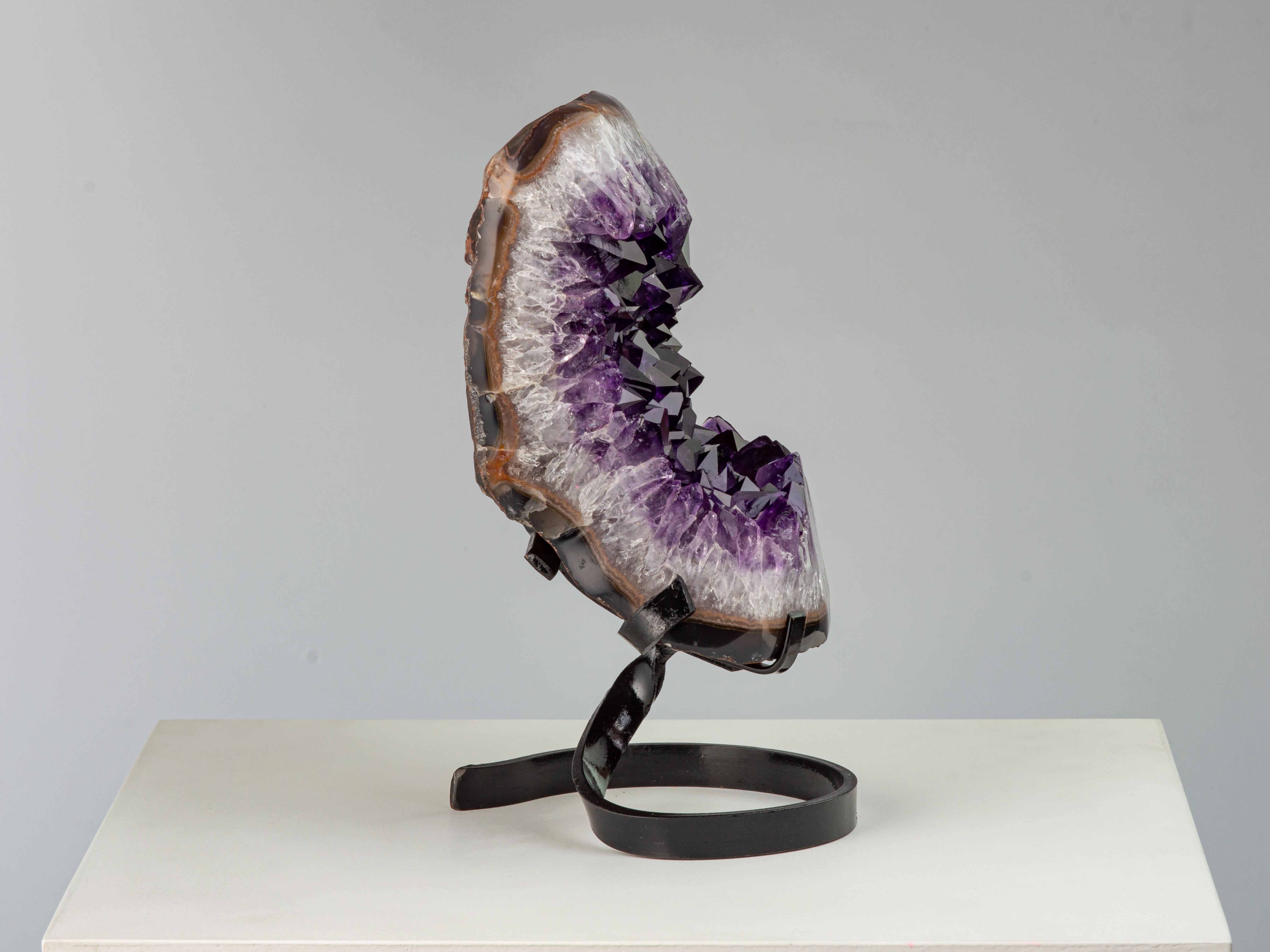 Amethyst- Mineral-Skulptur mit hohen Kristallspitzen auf Metallständer (Südamerikanisch) im Angebot