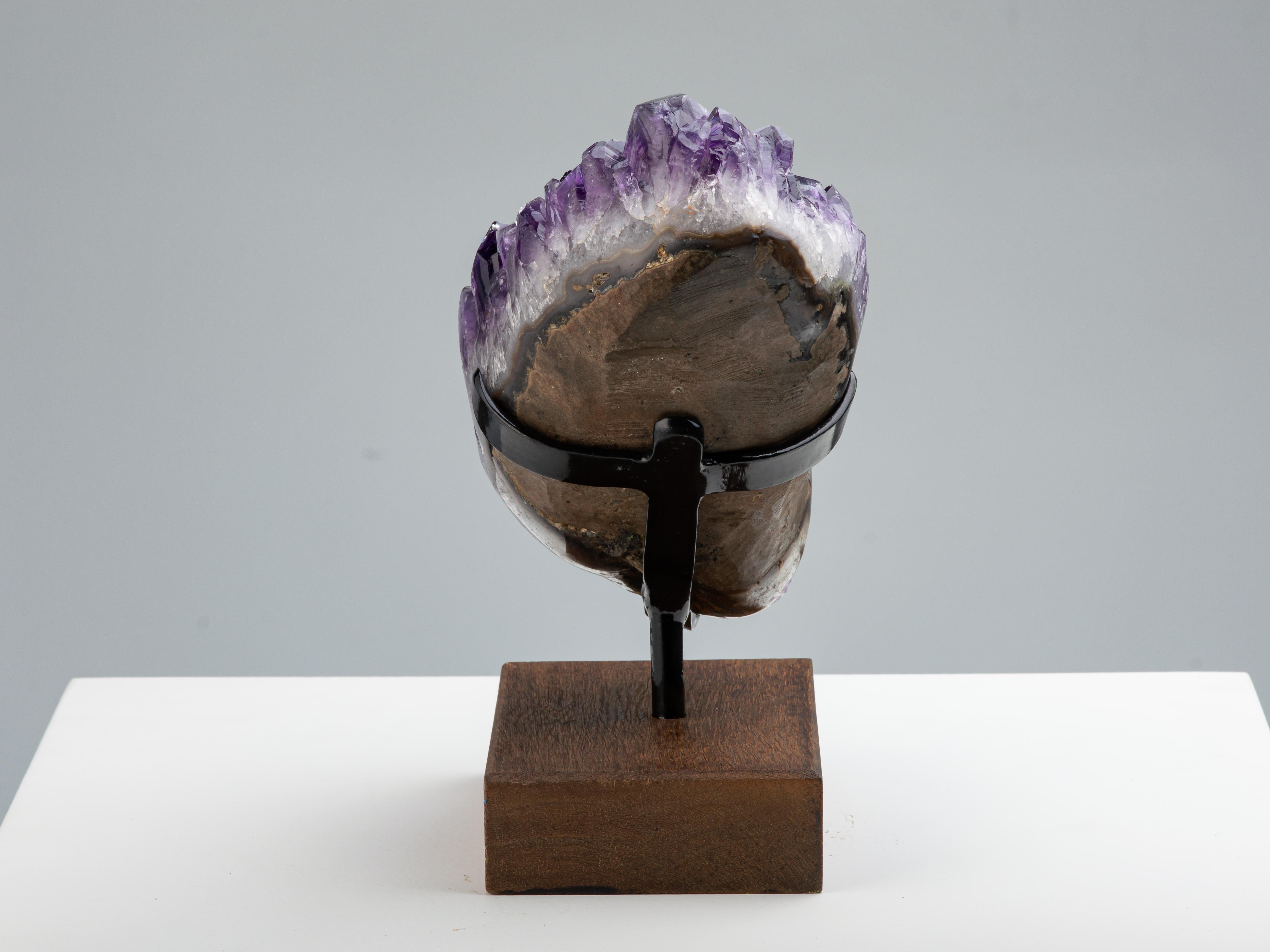 Spécimen minéral d'améthyste avec de hauts sommets en cristal sur socle en bois Excellent état - En vente à London, GB