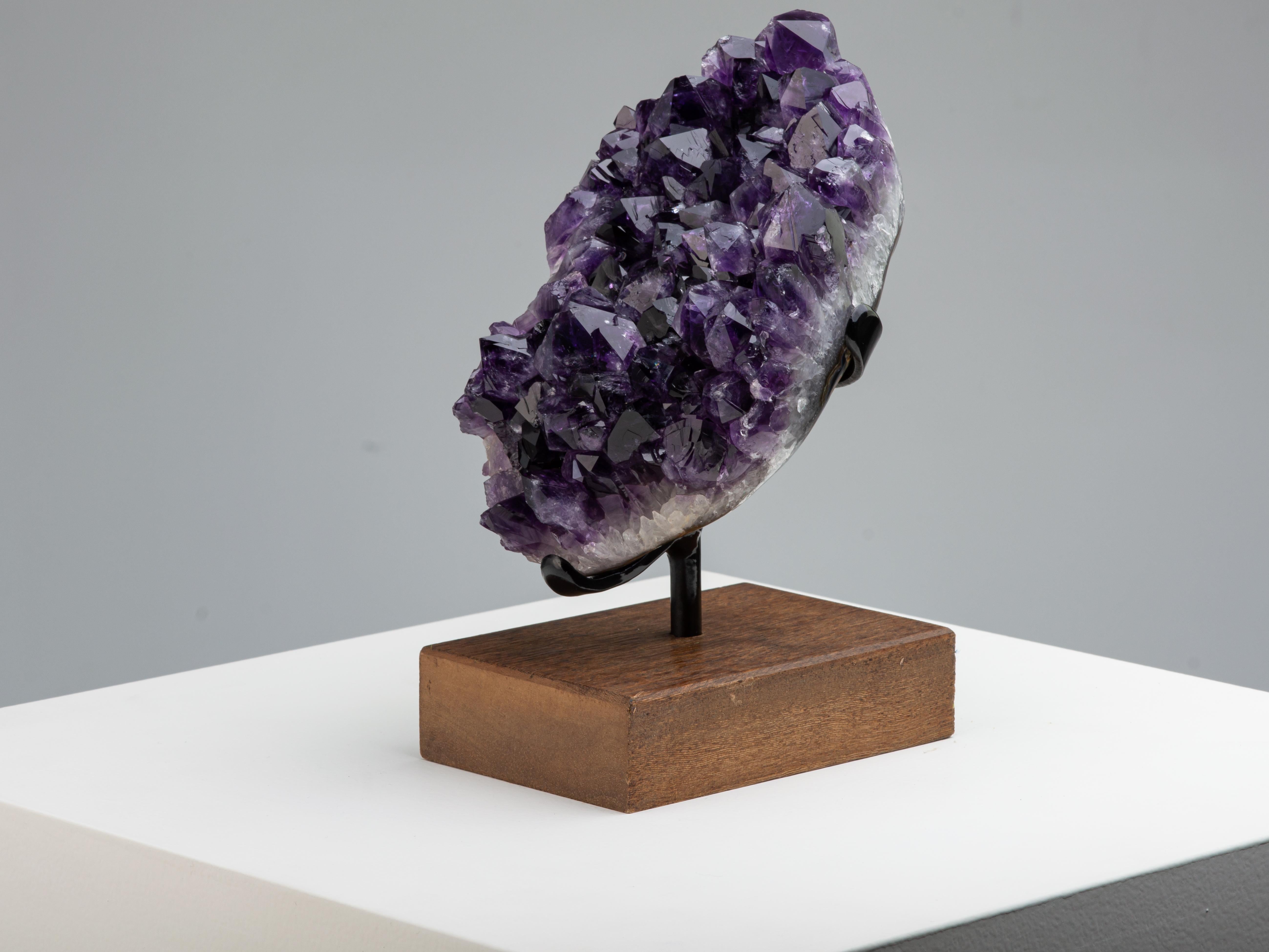 Sud-américain Spécimen minéral d'améthyste avec de hauts sommets en cristal sur socle en bois en vente