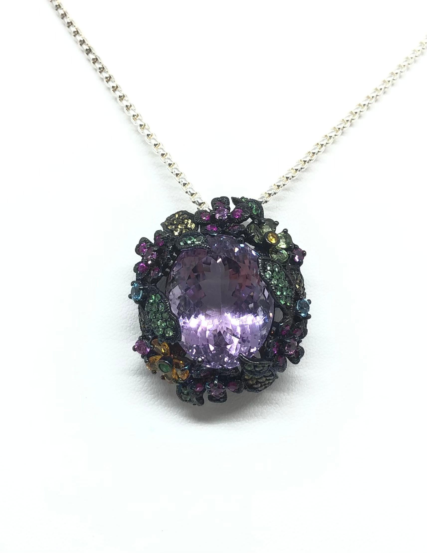 Ciondolo di ametista, zaffiro multicolore e tsavorite con montatura in argento
(catena non inclusa)

Larghezza: 3.7 cm 
Lunghezza: 3.3 cm
Peso totale: 18,29  grammi

*Si prega di notare che la montatura in argento è placcata in rodio per favorire la