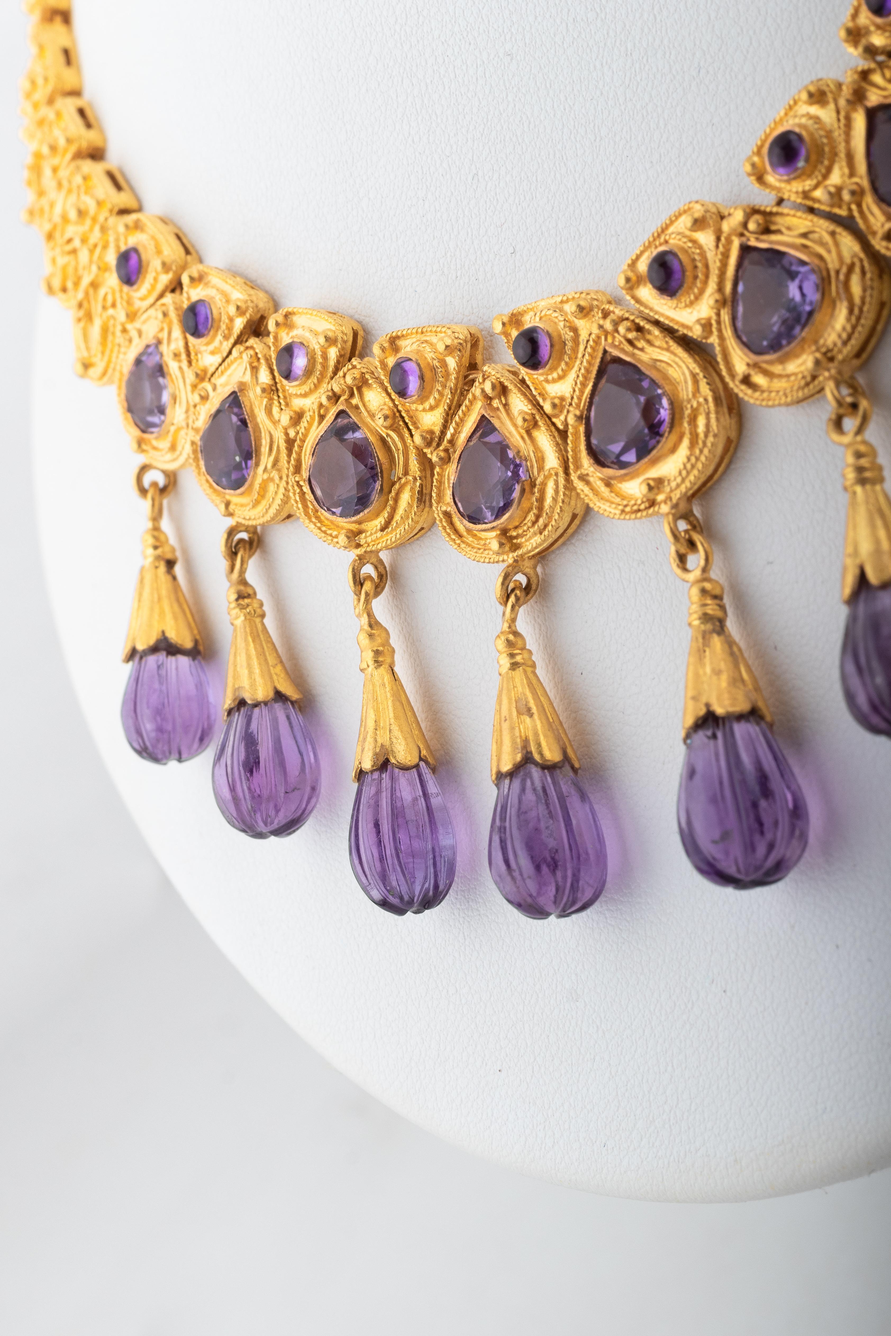 18 ct yellow gold
Set Amethyst drops
Length: 43 cm
Wide: 12 mm
Front Length: 4 cm
weight: 151,9 grams