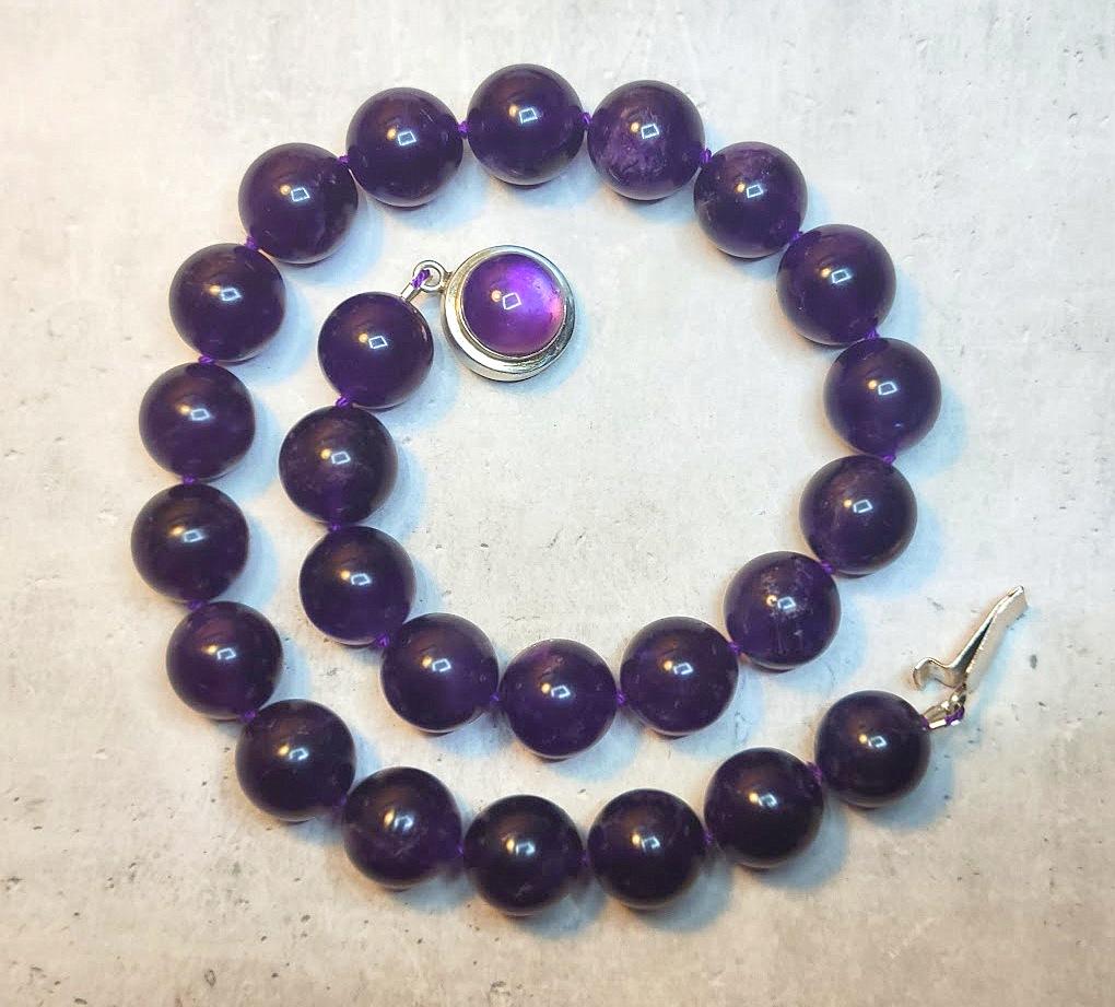 La collana è lunga 44,5 cm (17,5 pollici) e le perle rotonde lisce misurano 16 mm.
Le perline sono di un colore viola intenso.
Il colore delle perline è autentico e naturale. Non sono stati utilizzati trattamenti termici o meccanici.
La collana è