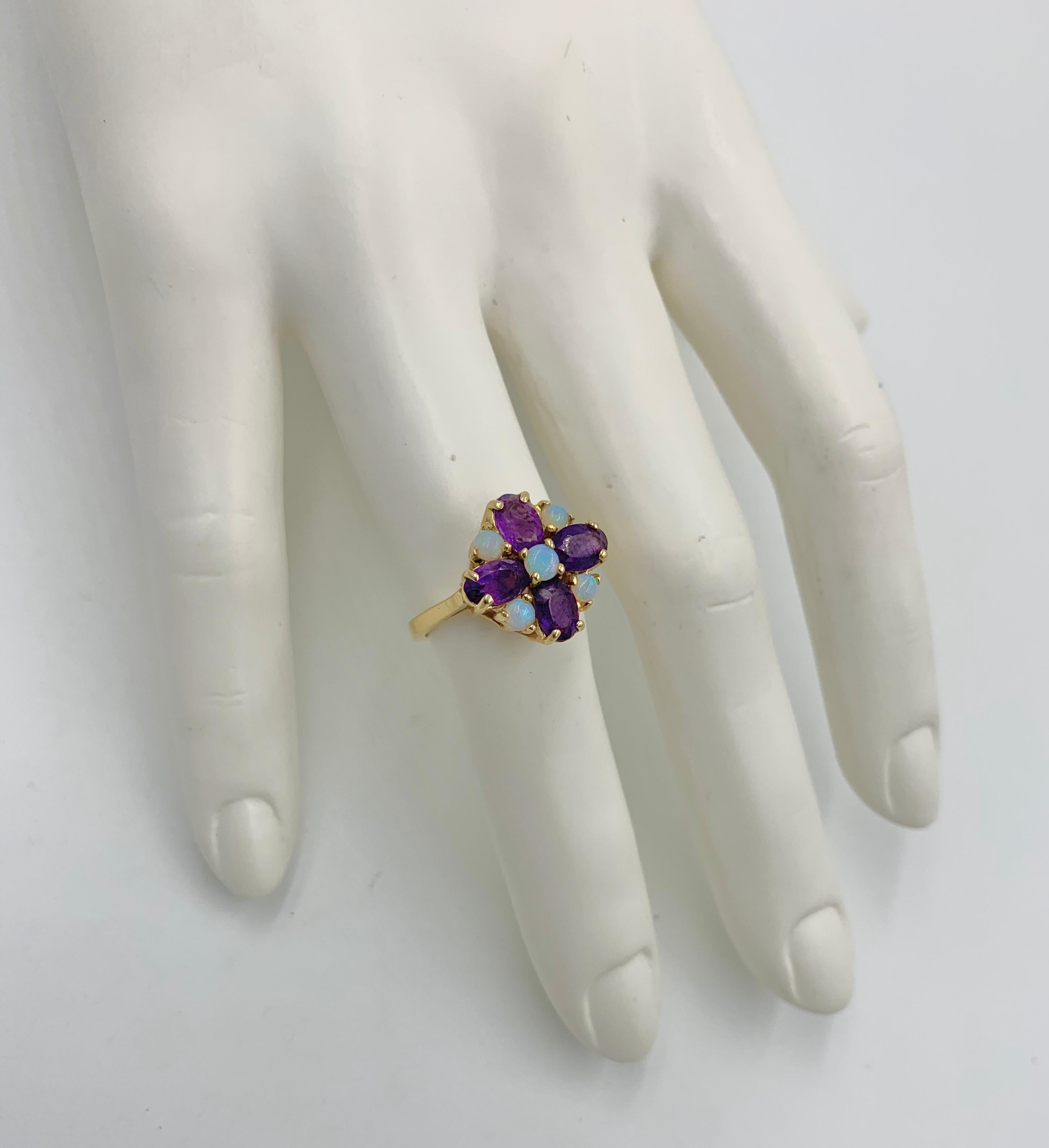 Taille ovale Bague rétro moderne en or 14 carats avec opale et améthyste en vente