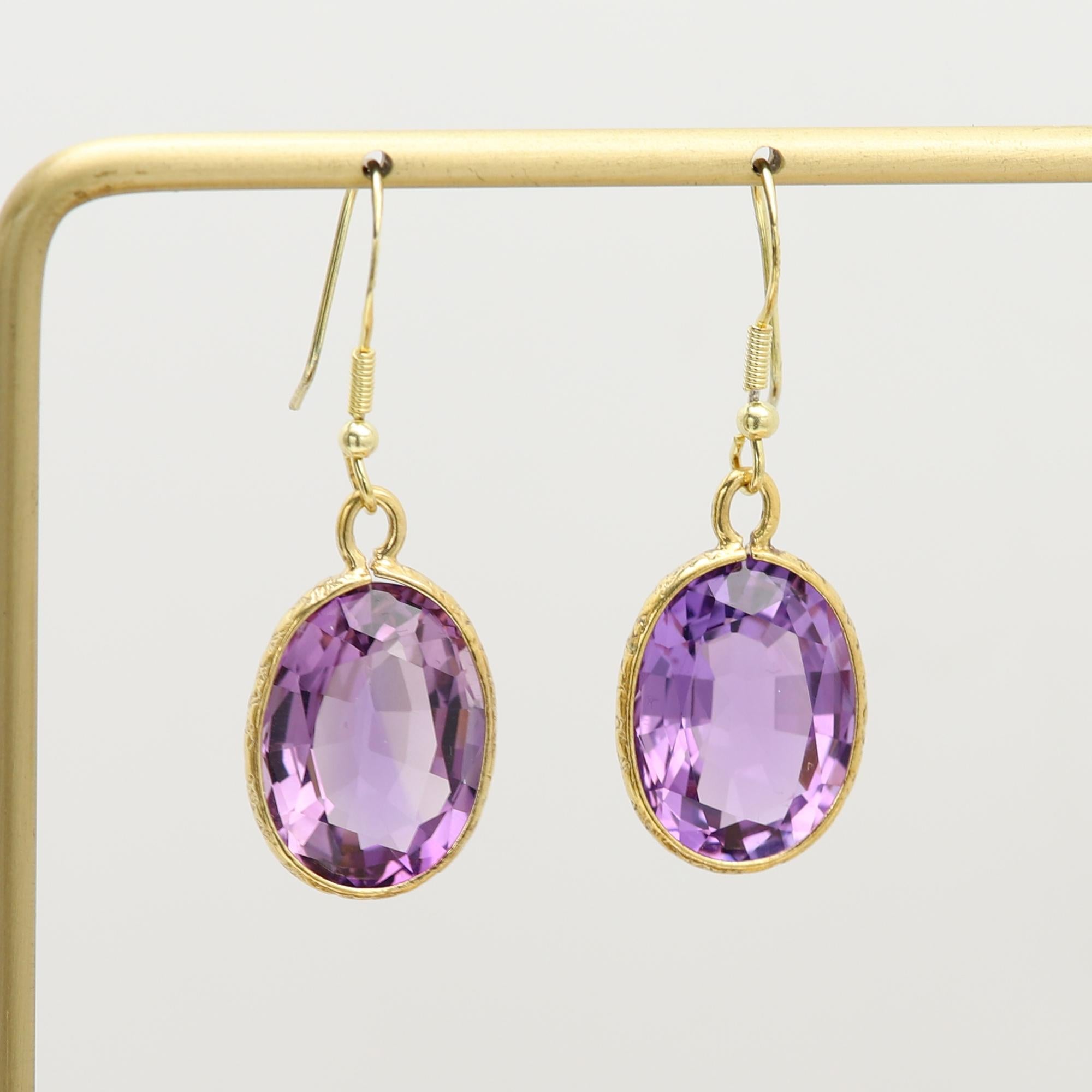 Ametista viola intenso  orecchini. Un paio di orecchini a goccia luminosi e solari per la tua collezione! Qui, 16,30 ct. t.w. Ametista di taglio ovale .lavorata a mano in Vermeil.
questi orecchini sono bellissimi! Con una classica montatura in oro