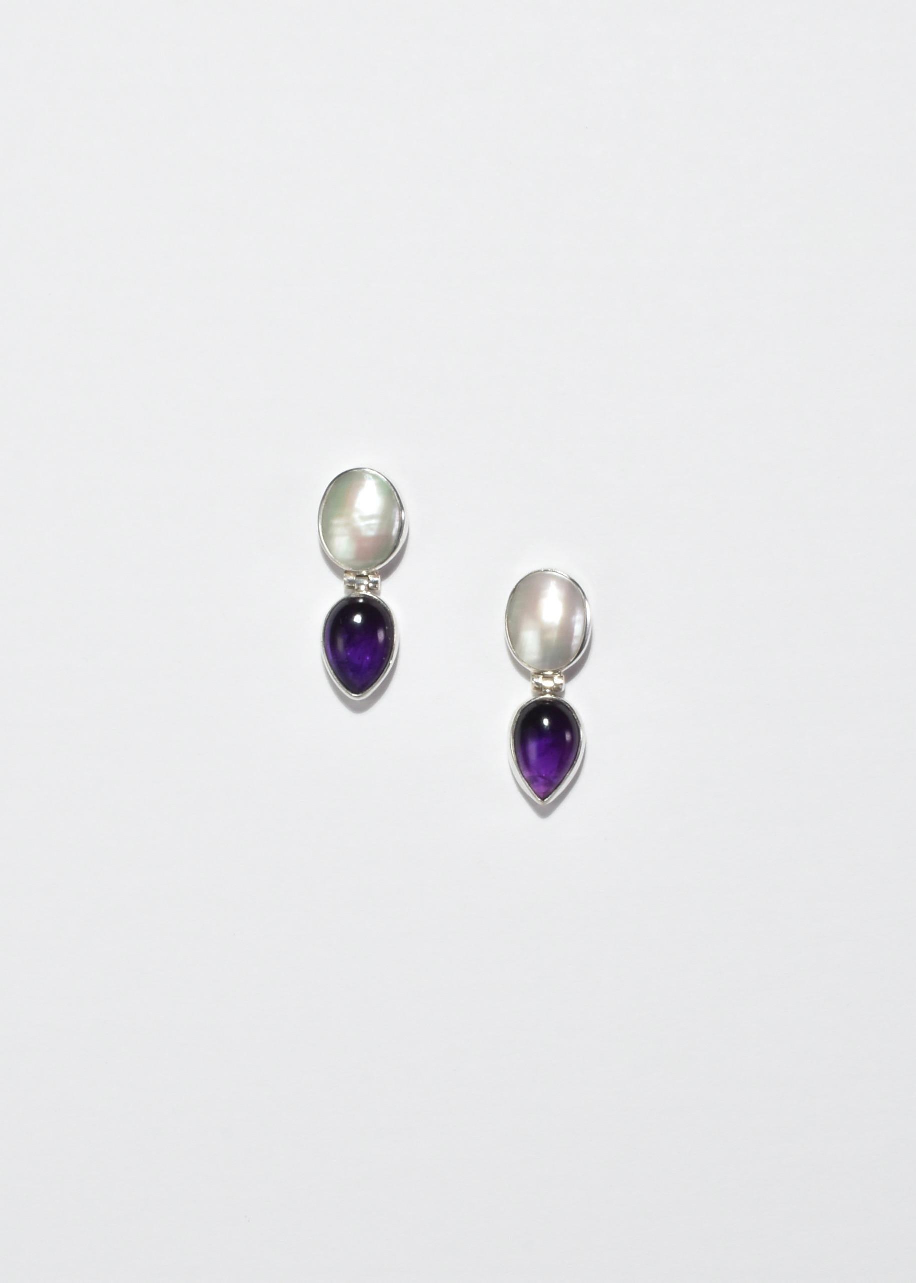 Beautiful vintage silver earrings with pearl and amethyst cabochons, pierced. Stamped 925.

Material: Sterling silver, pearl, amethyst.