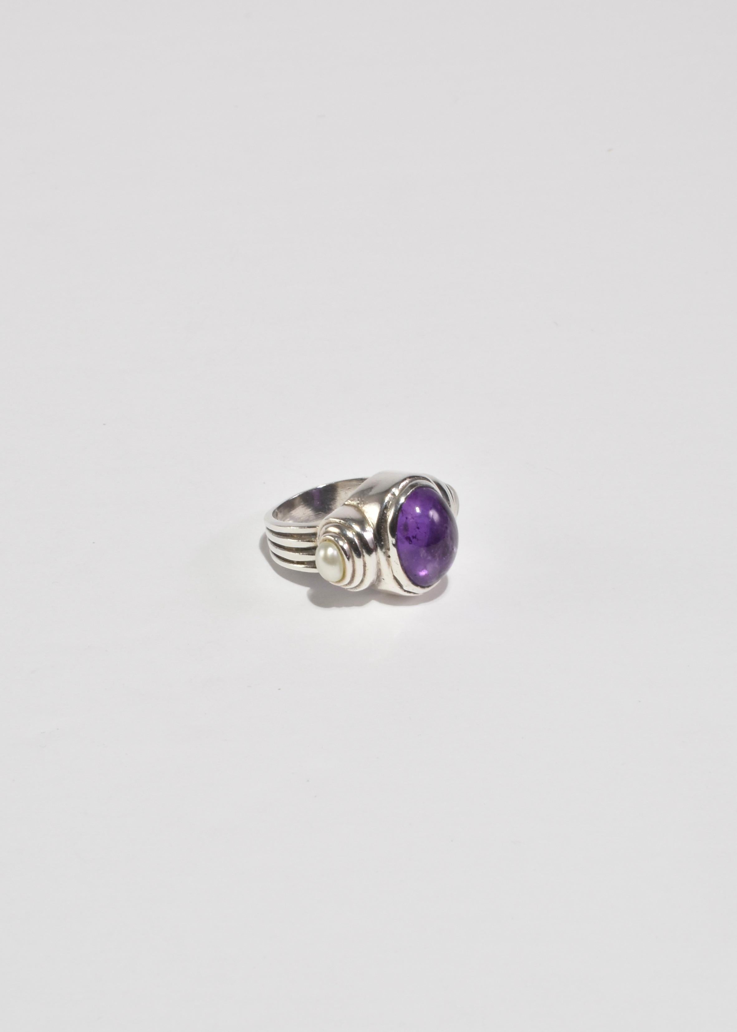 Beautiful vintage silver ring with ribbed detail and amethyst and pearl stones. Stamped 925.

Material: Sterling silver, amethyst, pearl.