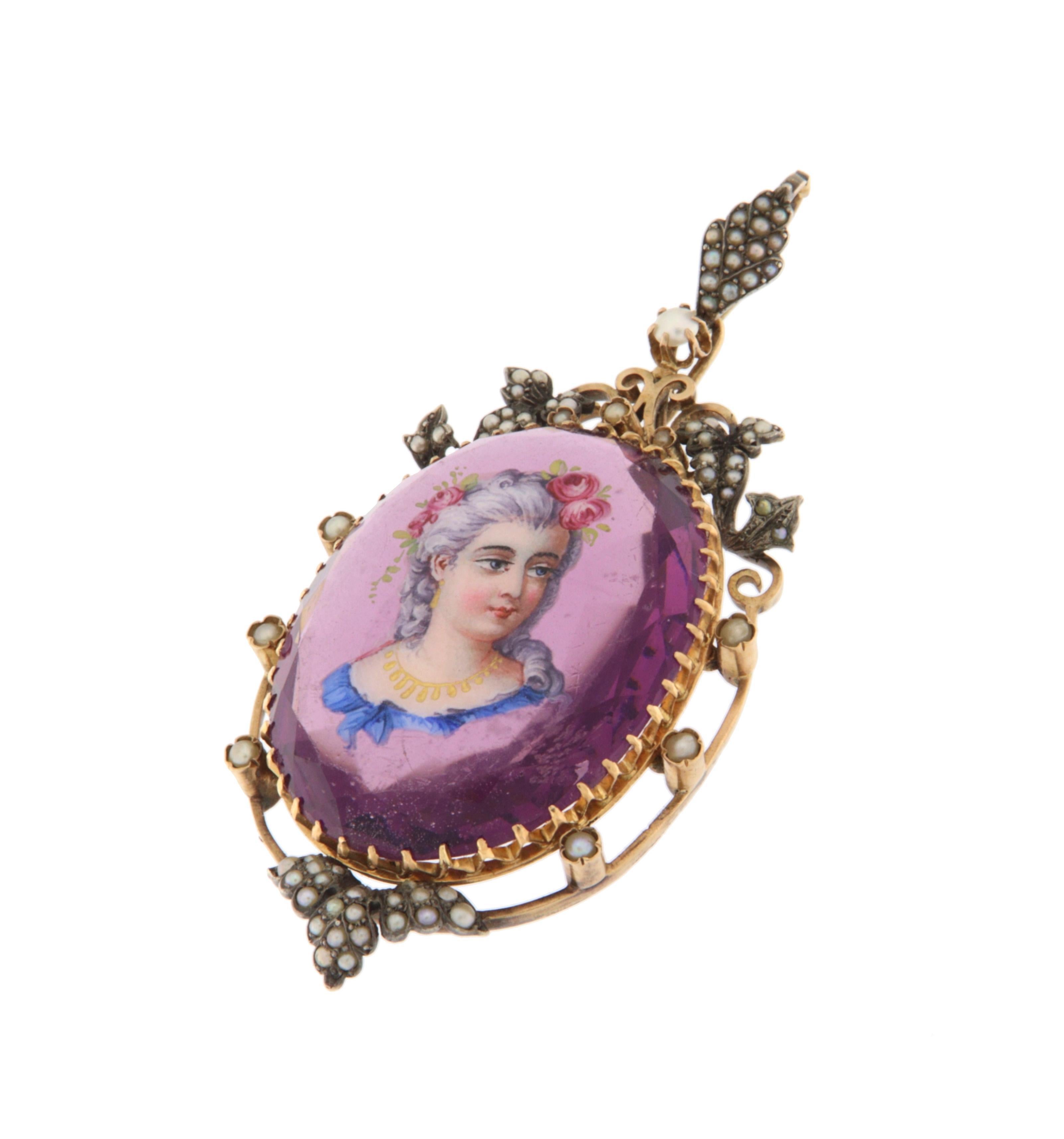 Eleganter antiker Anhänger aus 18 Karat Gelbgold und 800er Silber, ein raffiniertes Beispiel für historischen Schmuck, der sich durch sorgfältige Details und zeitlosen Charme auszeichnet. Die Struktur des Stücks zeichnet sich durch ein reiches und