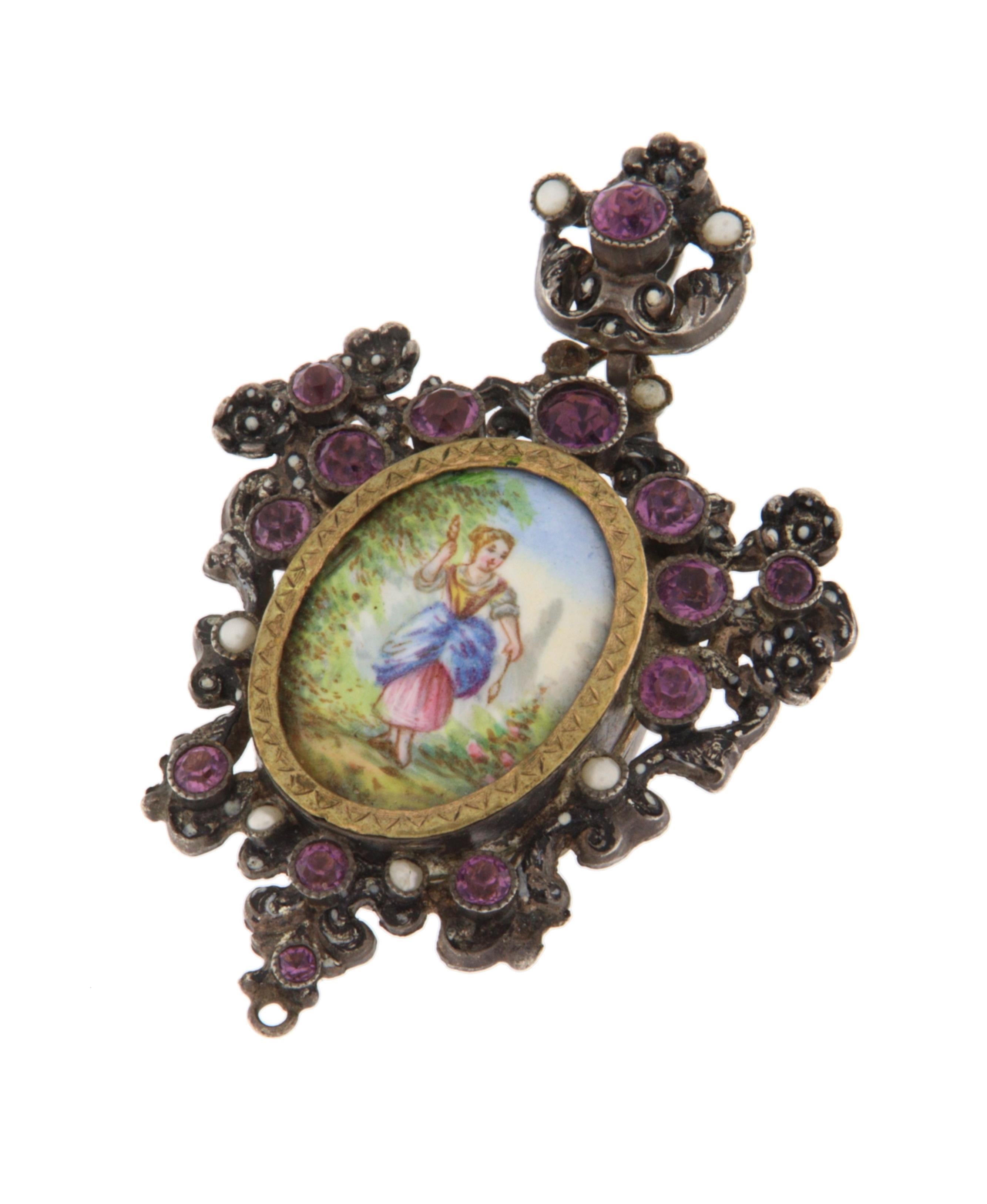 Magnifico ciondolo antico realizzato in oro giallo 9 carati e argento 800, un pezzo raffinato che combina eleganza storica, raffinatezza artistica e artigianato di alto livello. L'incastonatura, caratterizzata da volumi intricati e decorazioni