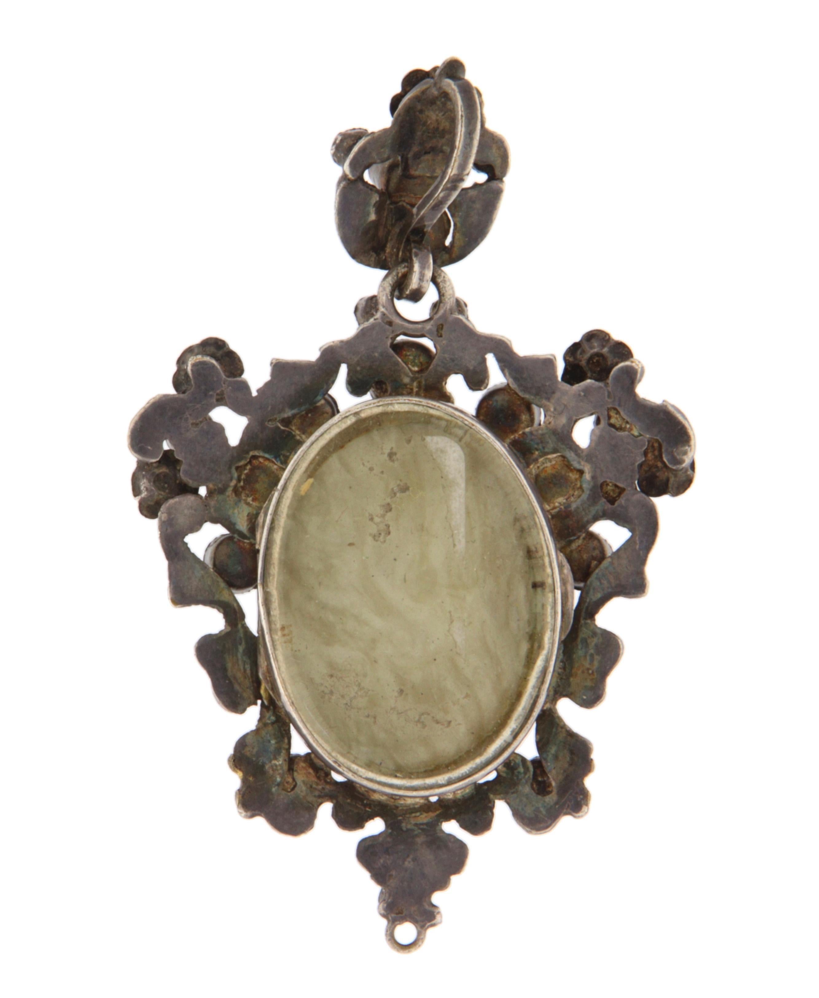 Taglio rotondo Collana con ciondolo in oro giallo 9 carati e perle di ametista in vendita