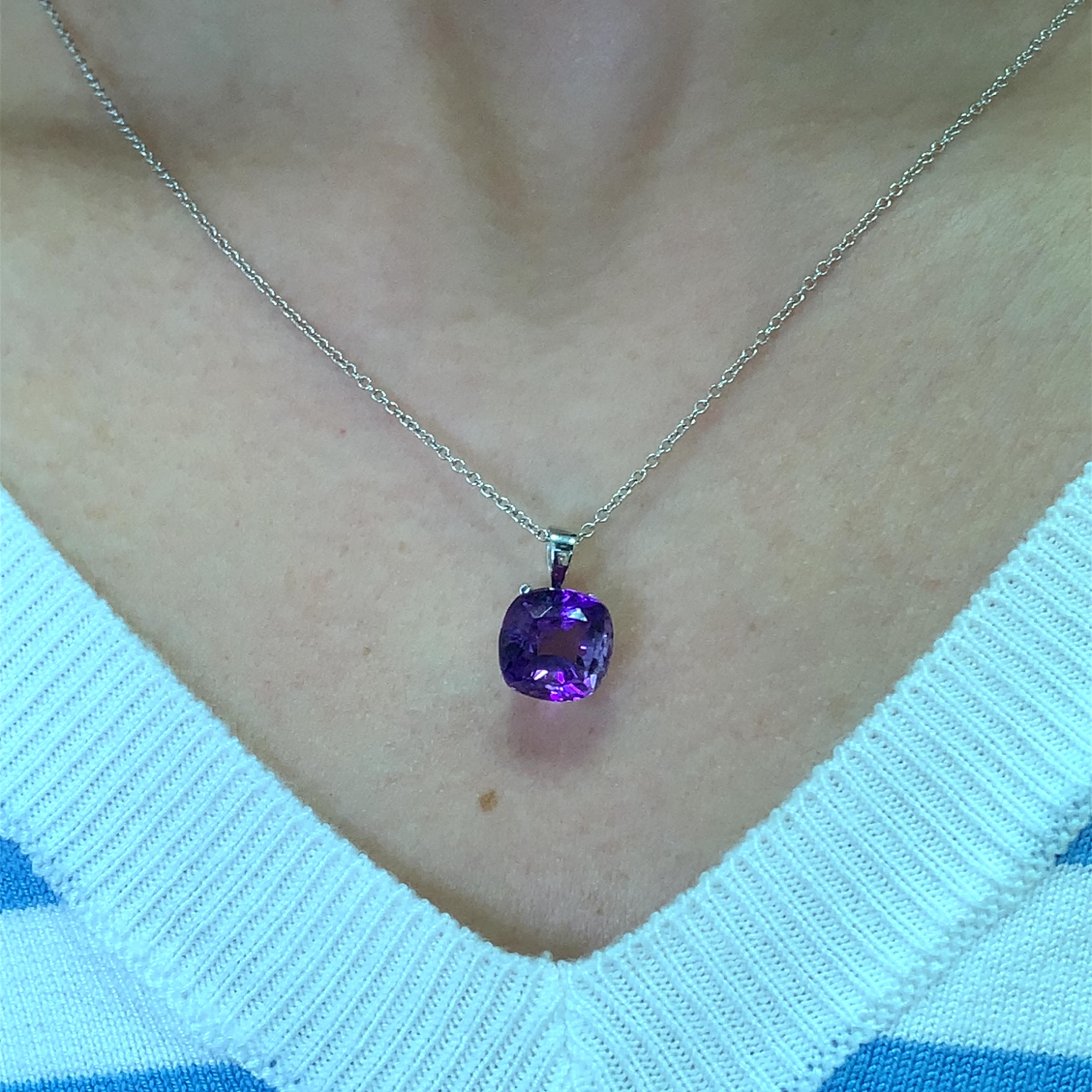 Découvrez la beauté de cet élégant collier pendentif en améthyste taille coussin de 5.15ct, parfait pour ajouter une touche de sophistication à n'importe quelle tenue. L'étonnante pierre précieuse violette mesurant environ 11 mm est magnifiquement