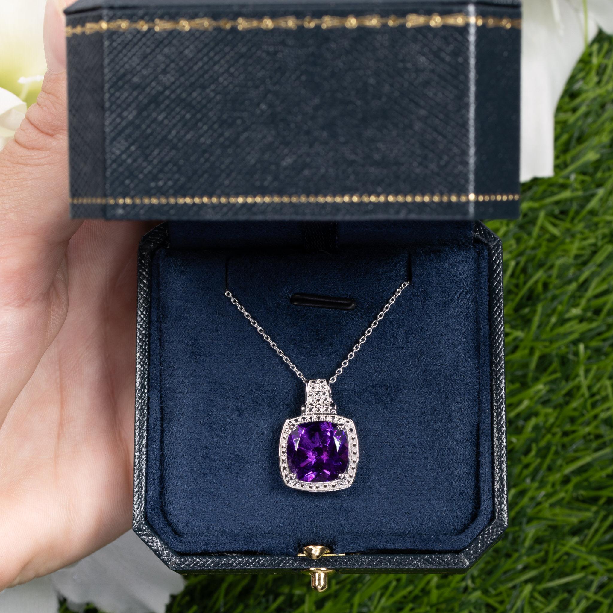 Viene con la Tasación Gemológica por GIA GG/AJP
Todas las piedras preciosas son naturales
Amatista = 5,80 Quilates
Metal: Plata de ley rodiada
Dimensiones del colgante: 27 x 17 mm
Caja de regalo y cadena de plata incluidas