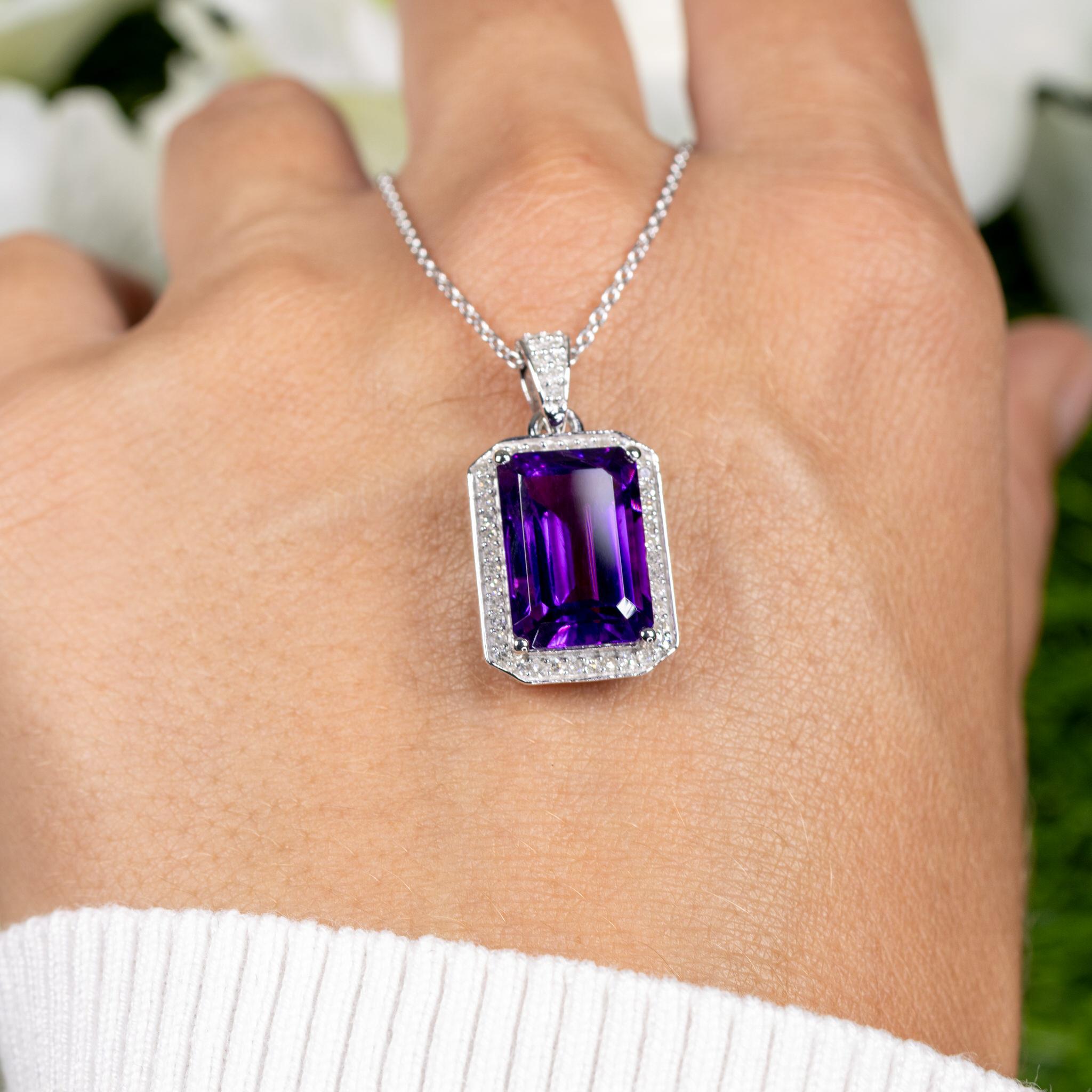 Viene fornito con la valutazione gemmologica GG/AJP.
Tutte le pietre sono naturali
Ametista = 5,10 Carati
48 diamanti = 0,24 carati
Metallo: Argento placcato in rodio
Dimensioni del ciondolo: 24 x 13 mm
Scatola regalo per gioielli e catena d'argento