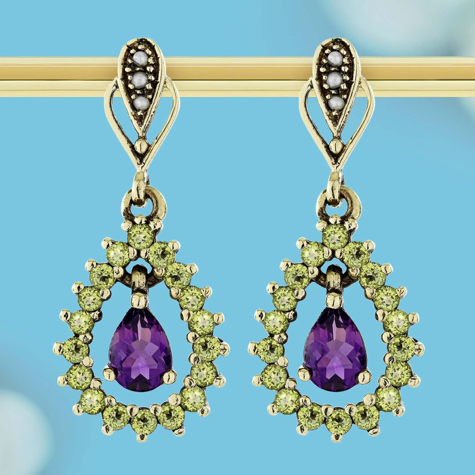 Una asombrosa combinación de vibrantes piedras amatista y peridoto, acentuadas por lustrosas perlas. El púrpura intenso de la amatista y el verde fresco del peridoto crean un llamativo contraste, mientras que las perlas añaden un toque elegante. El