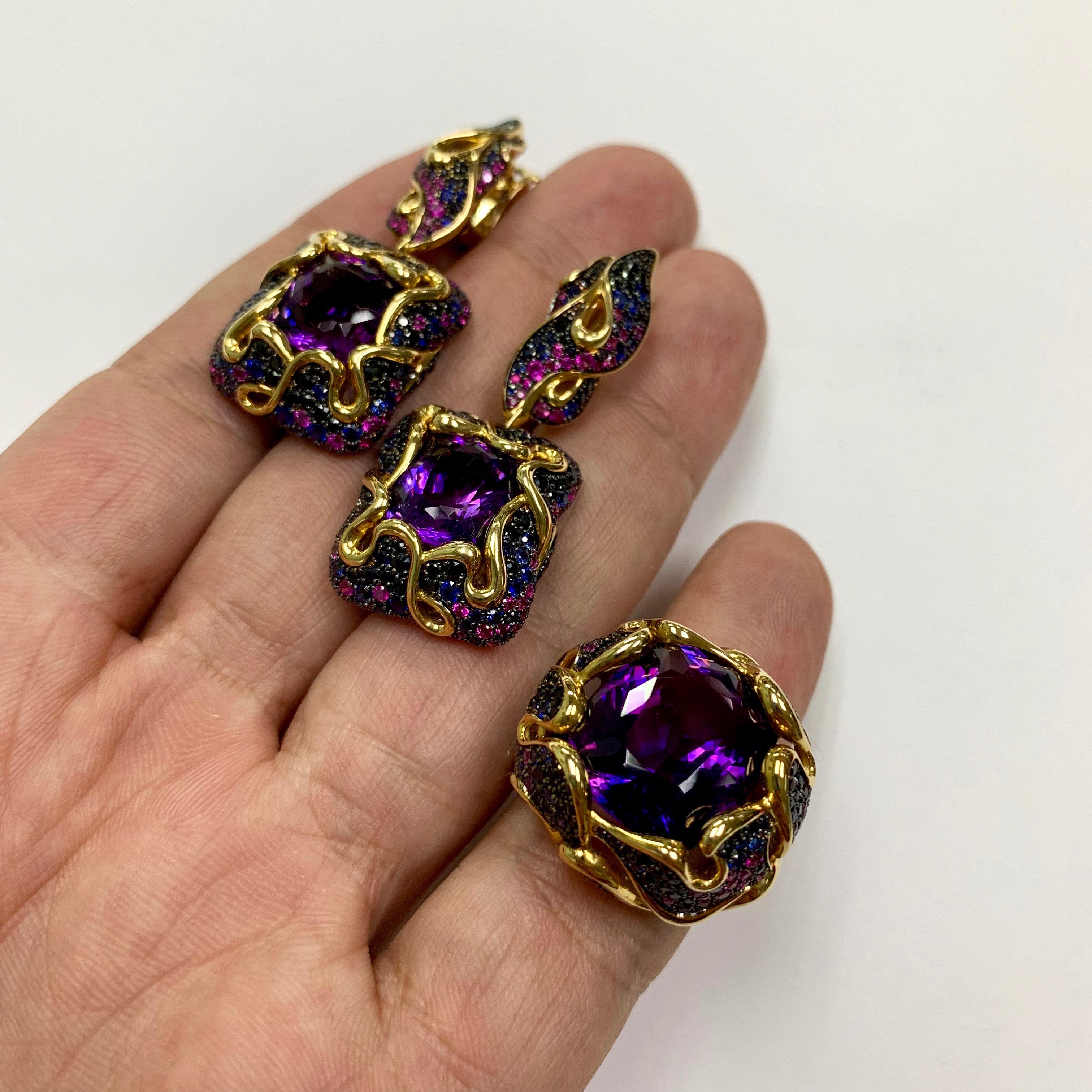 Contemporary Amethyst Pink Blue Black Sapphire 18 Karat Yellow Gold Ring Earrings Suite