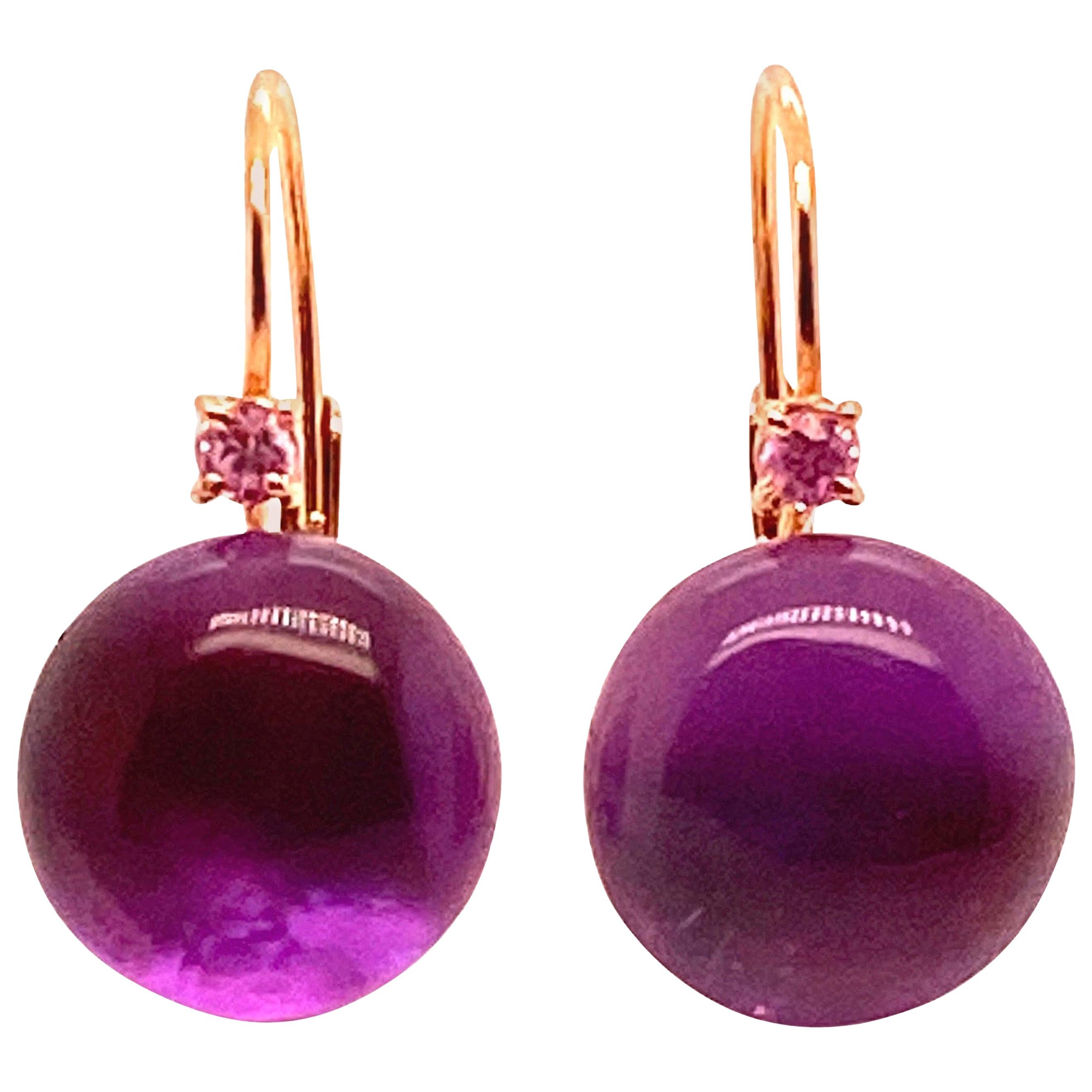 Earrings of amethyst balls overcome with pink sapphires mounted on a sleeping frame of 18 karat rose gold
2.8 grams of gold
total weight 7.7 grams for both
Hauteur 2,5 centimètre 
0.985 inch