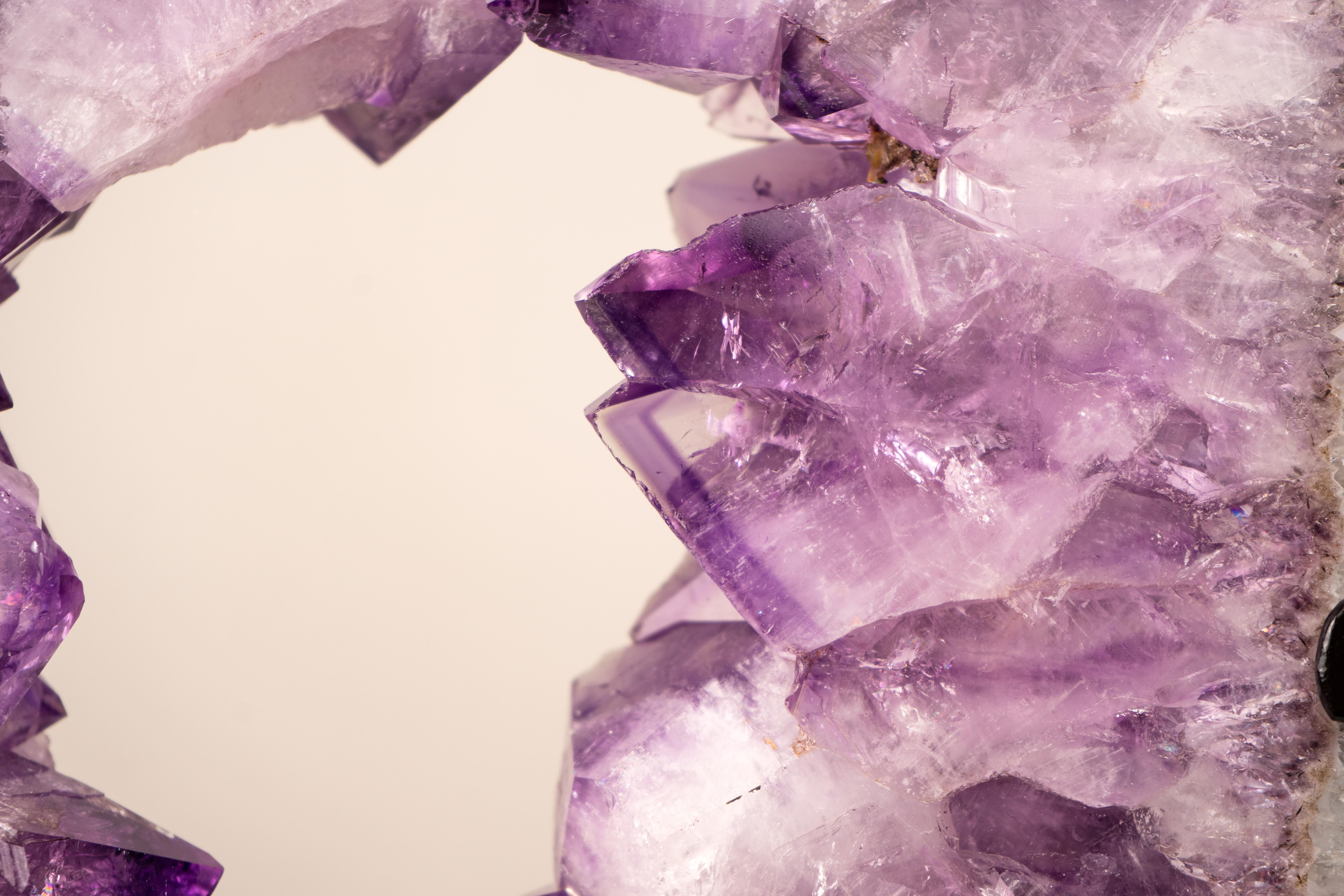 Portale di ametista con grandi punte di ametista viola saturo e cornice di agata merlettata

▫️ Descrizione

Un portale geode di ametista con molte qualità speciali, questa ametista presenta grandi e perfetti punti di ametista circondati da uno