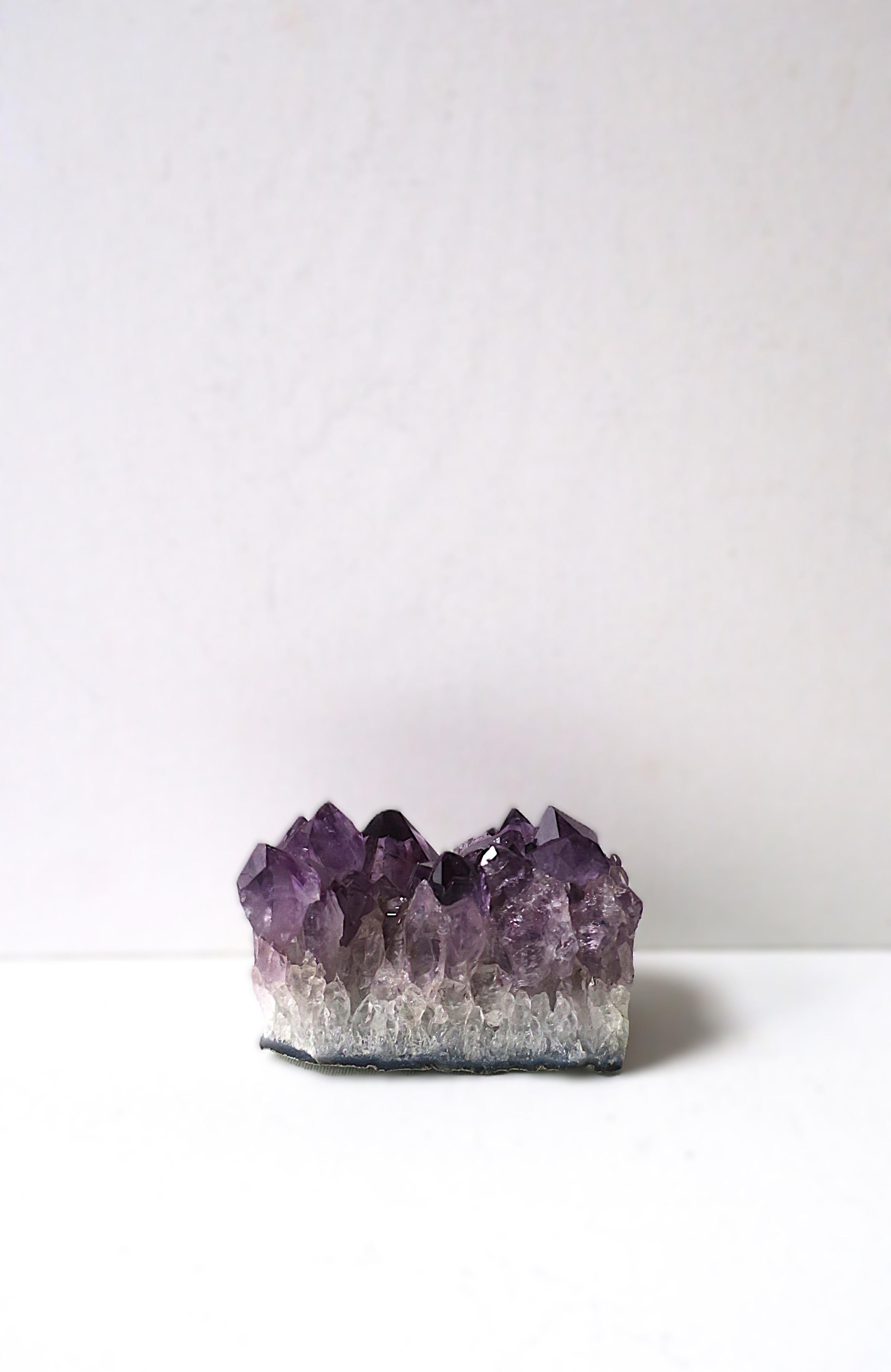 Objet décoratif ou presse-papier en forme de spécimen d'améthyste violette naturelle. La pièce a une belle teinte pourpre foncé, comme le montre la photo. Dimensions : 2
