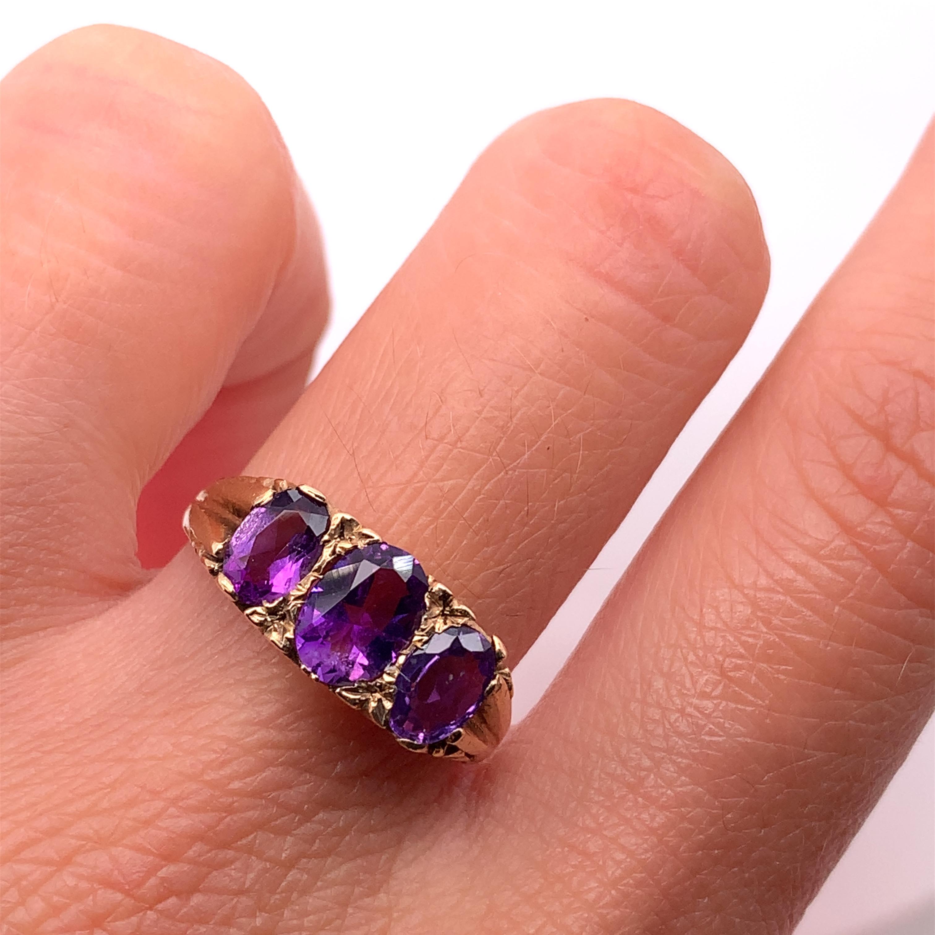 Dieser wunderschöne antike Verlobungsring hat einen atemberaubenden ovalen Amethysten als Hauptstein mit einem Gesamtkaratgewicht von 1,60. Der Ring ist aus 9-karätigem Gelbgold gefertigt und hat eine Drei-Stein-Fassung, mit einem