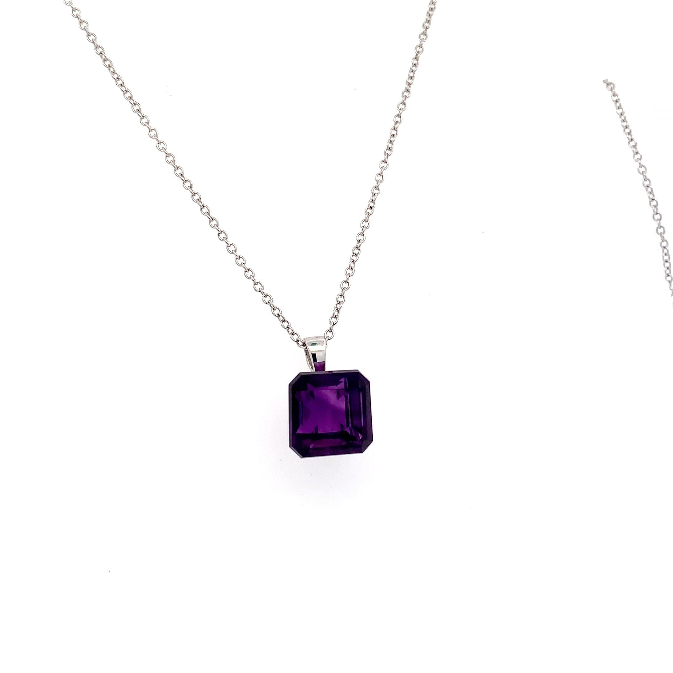 Amethyst purple pendant necklace 18k white gold In New Condition For Sale In London, GB