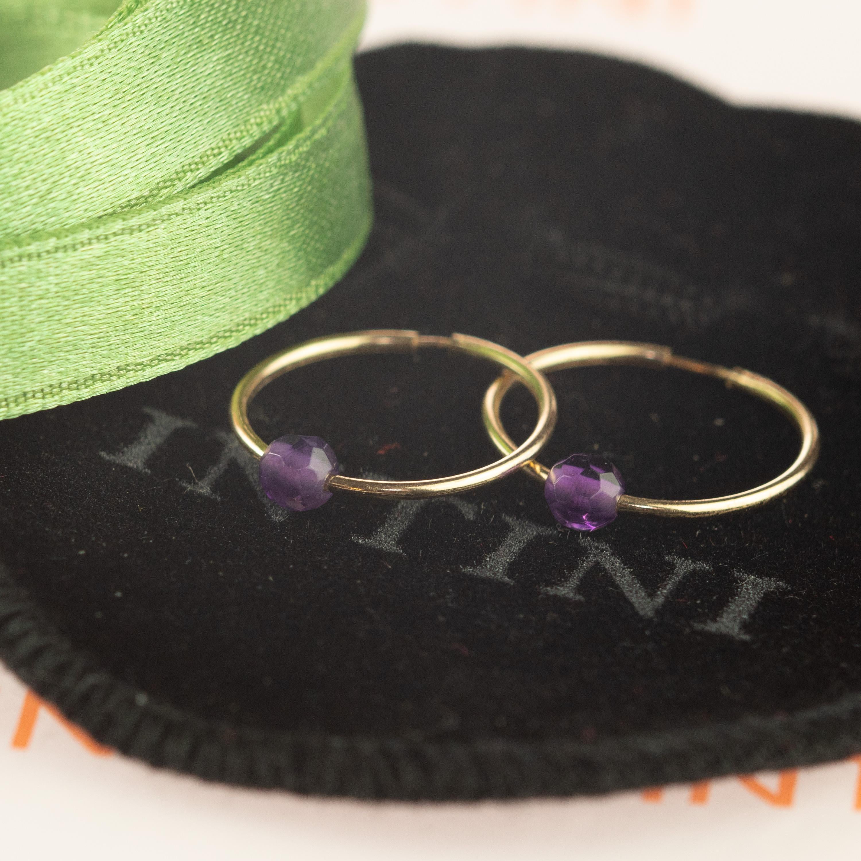 Moderno Orecchini a cerchio con ametista viola in oro 18 carati Planet Boho Modern Chic in vendita