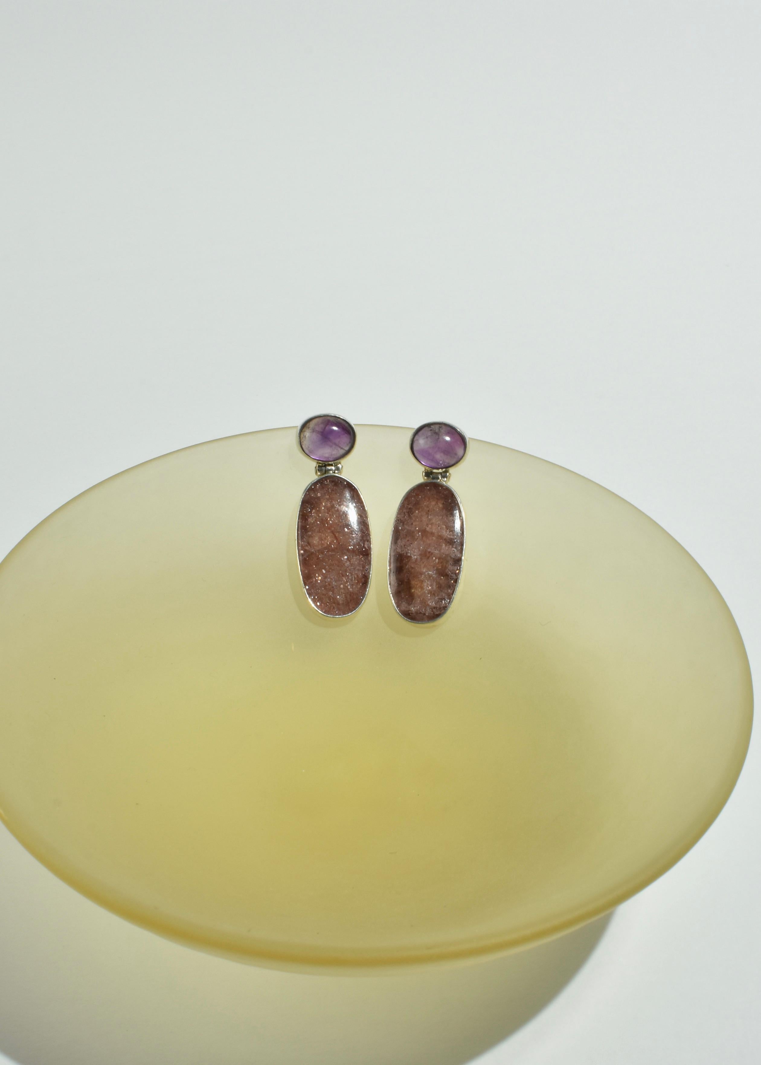 Stunning silver earrings with amethyst cabochons and oval polished rose quartz stones, pierced. Stamped MEX 925.

Material: Sterling silver, amethyst, rose quartz.