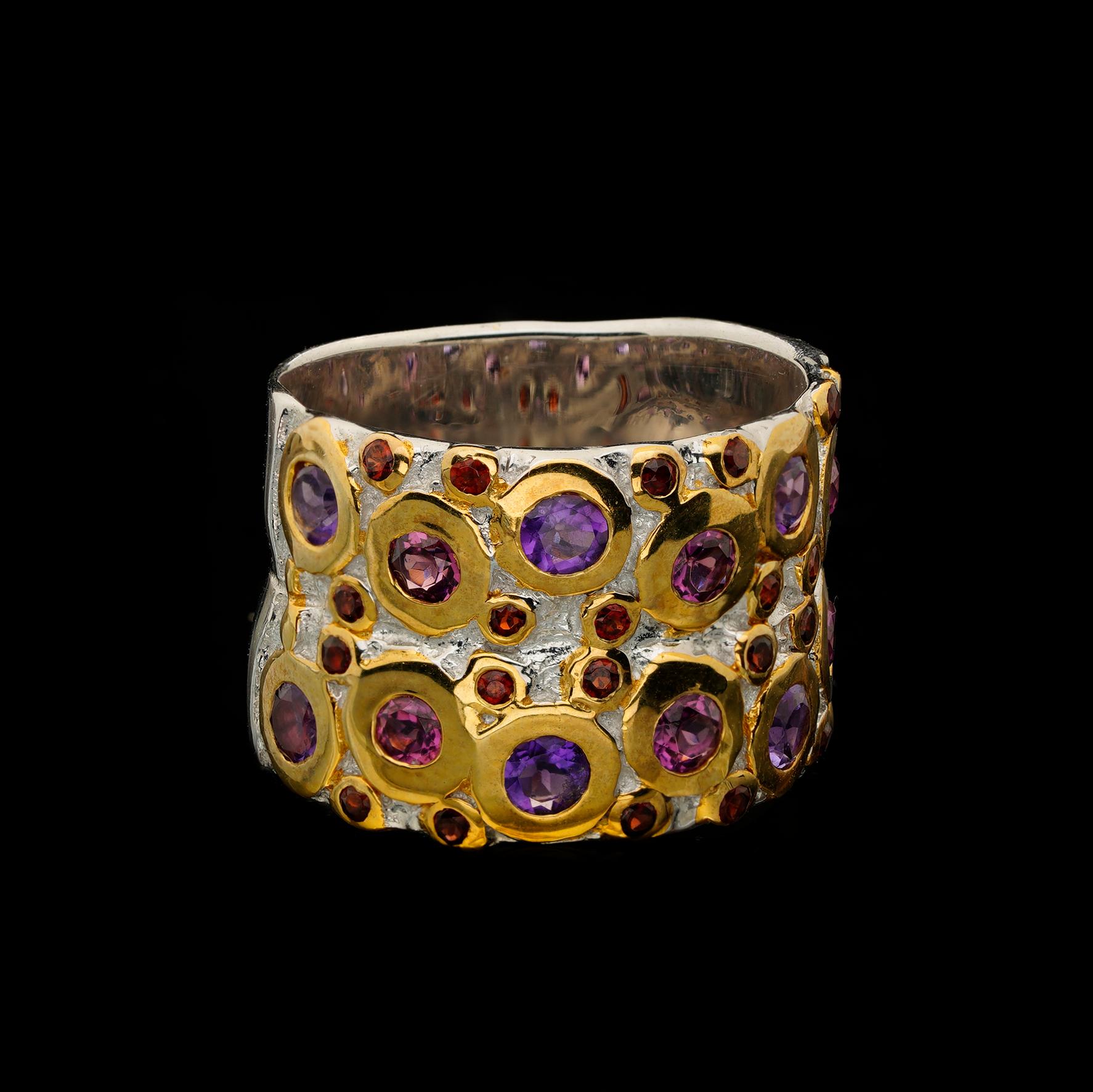 Wir präsentieren unseren exquisiten Amethyst-Rhodolith-Granat-Ring, ein atemberaubendes Stück, das Eleganz und Raffinesse perfekt miteinander verbindet. Dieser atemberaubende Ring in Größe 8 ist fachmännisch mit einer Goldbeschichtung versehen, die