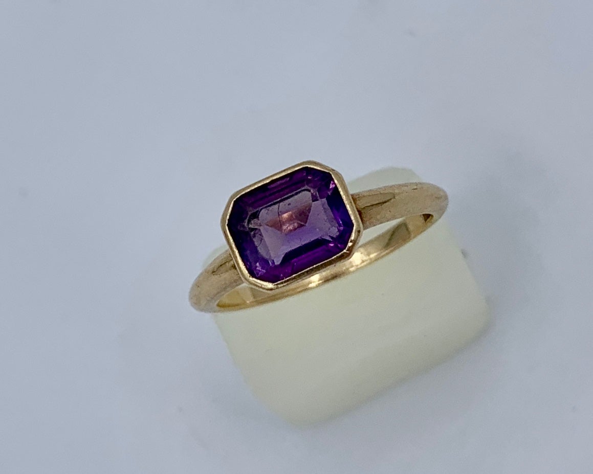 This is a wonderful Retro Modern Amethyst Ring with a fabulous rectangular cut Amethyst of great beauty with gorgeous purple color.  The amethyst is set in a modernist design which draws on the style of ancient Roman rings.   It is classic and