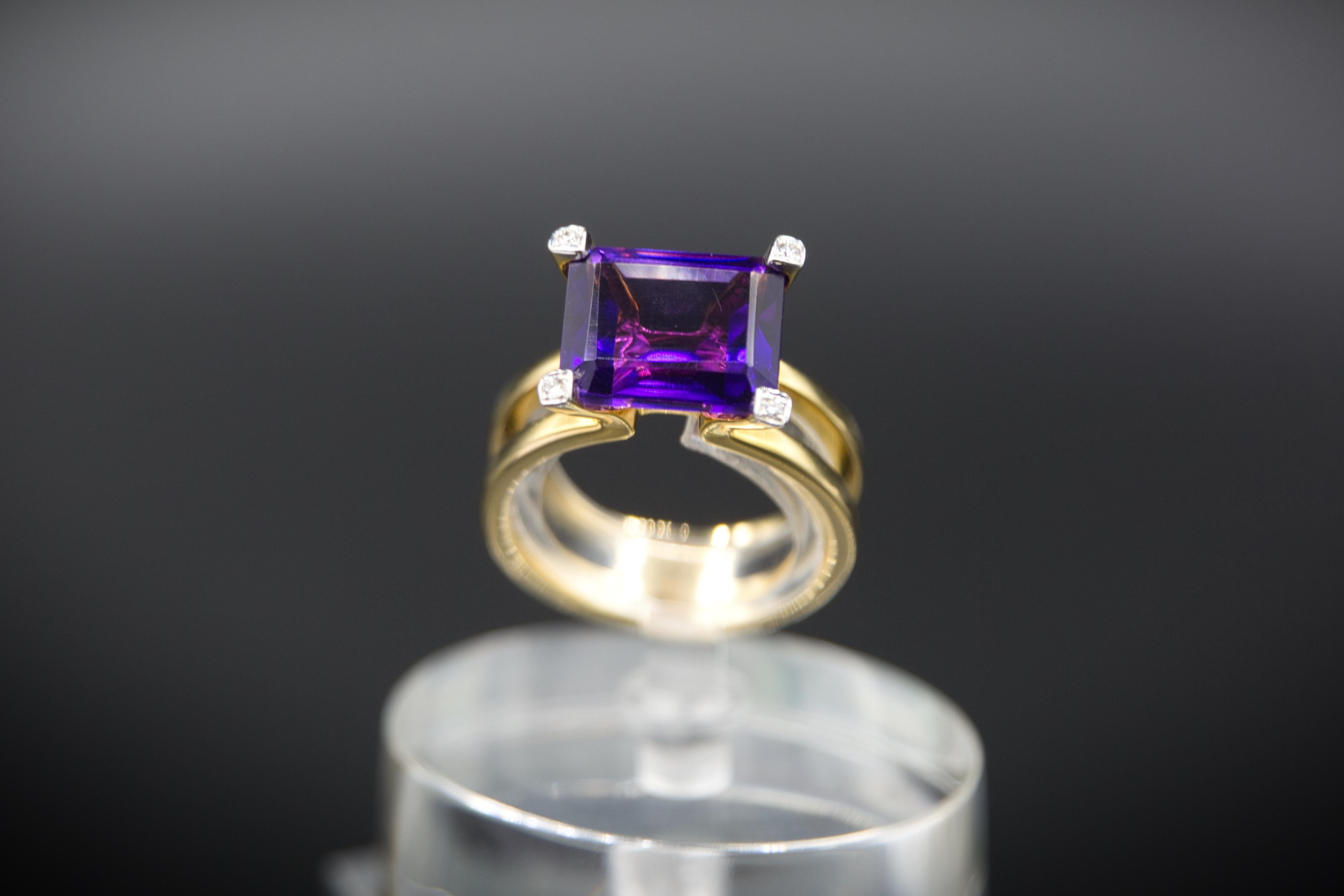 18  K.K. yellowgld
5,94 ct  Amethyst
0,04 Karat Diamanten
8,6 Gramm
Größe 55,5

Dieser elegante, aus 18-karätigem Gold gefertigte Ring zeigt in der Mitte einen facettierten Amethysten mit einem Gewicht von 5,94 Karat, der einen warmen violetten