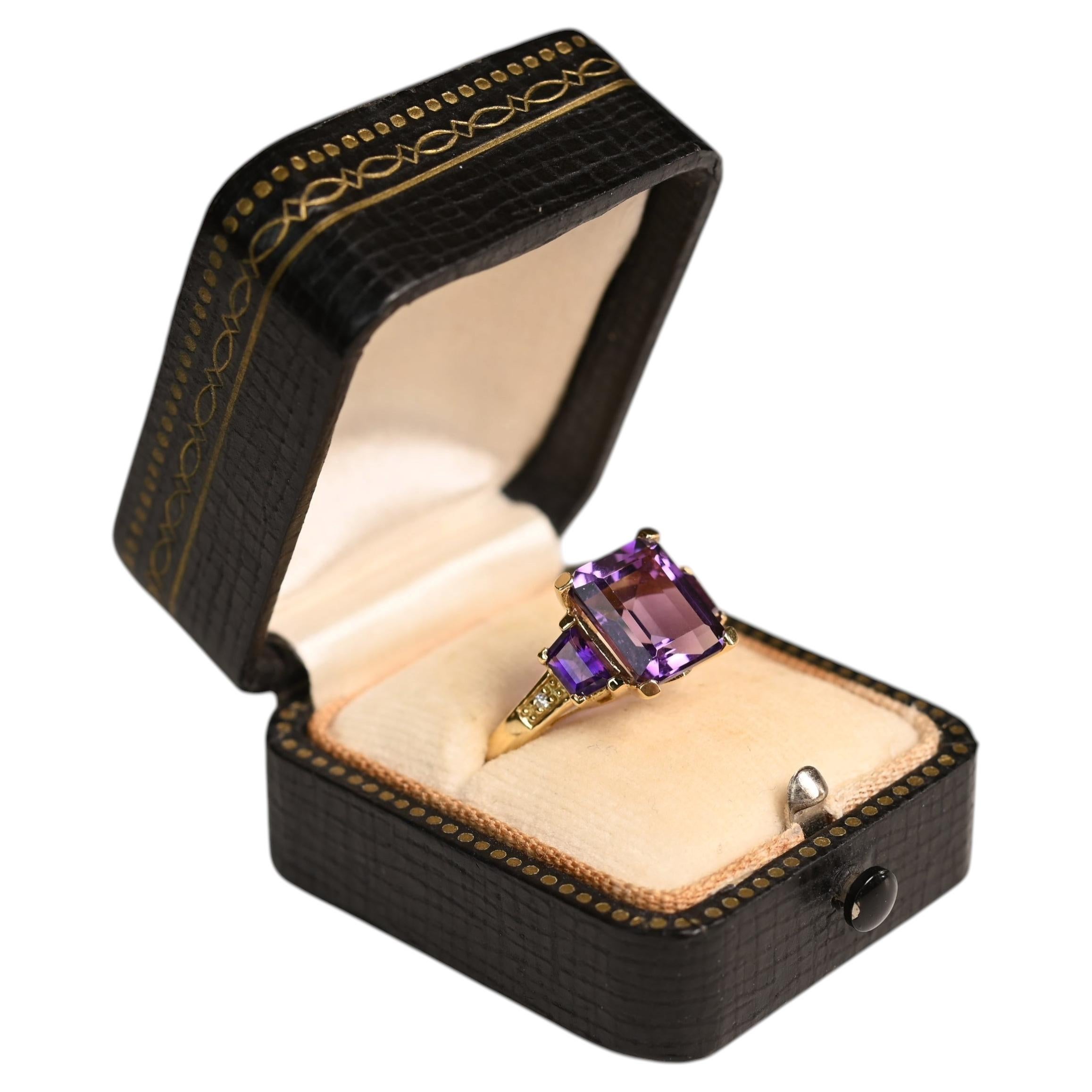 Anillo de amatista con corte esmeralda. Amatista y diamantes de 3,40 TCW, tres piedras, oro amarillo de 18 quilates