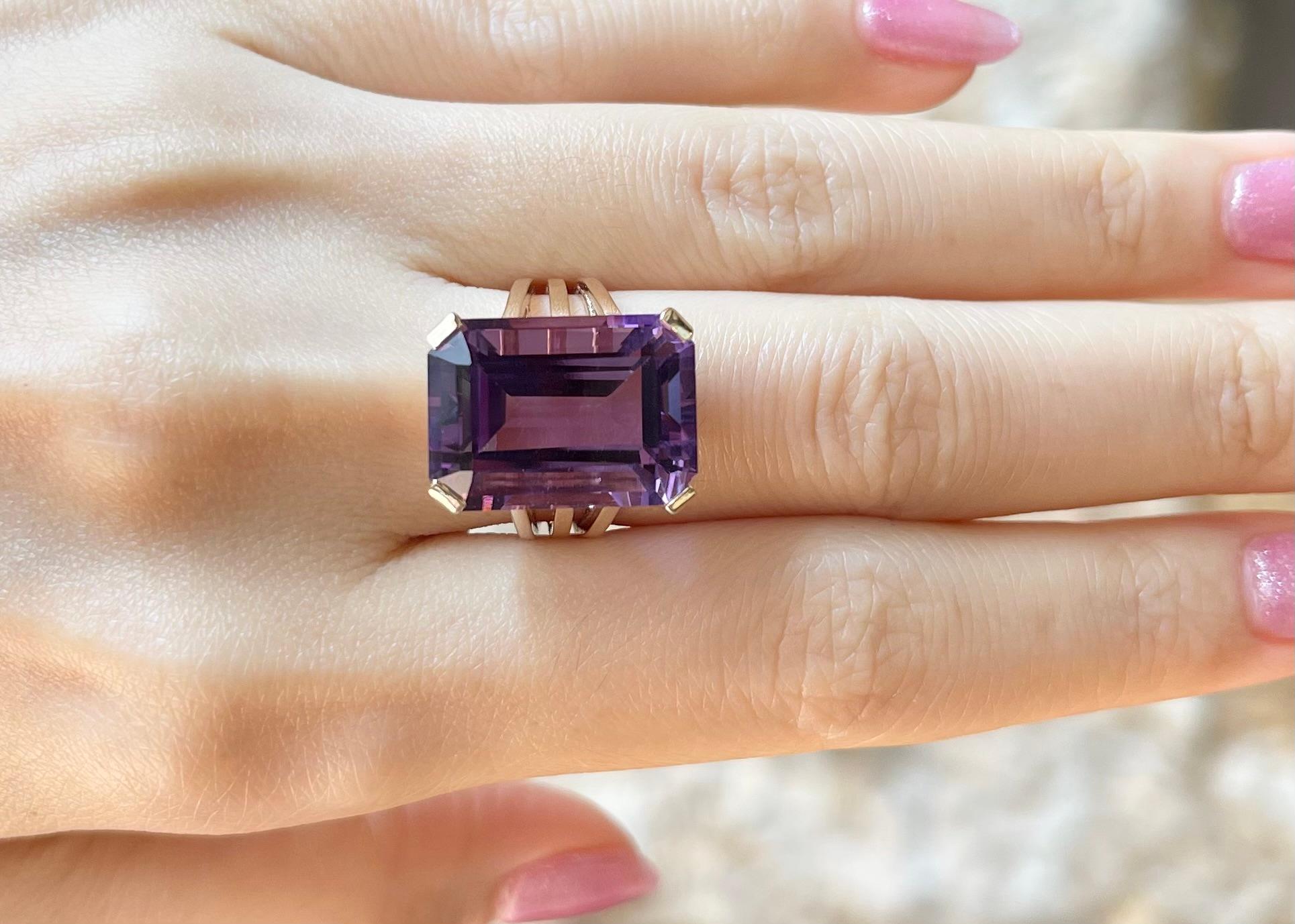 Anillo de amatista engastado en oro de 14 quilates Contemporáneo en venta