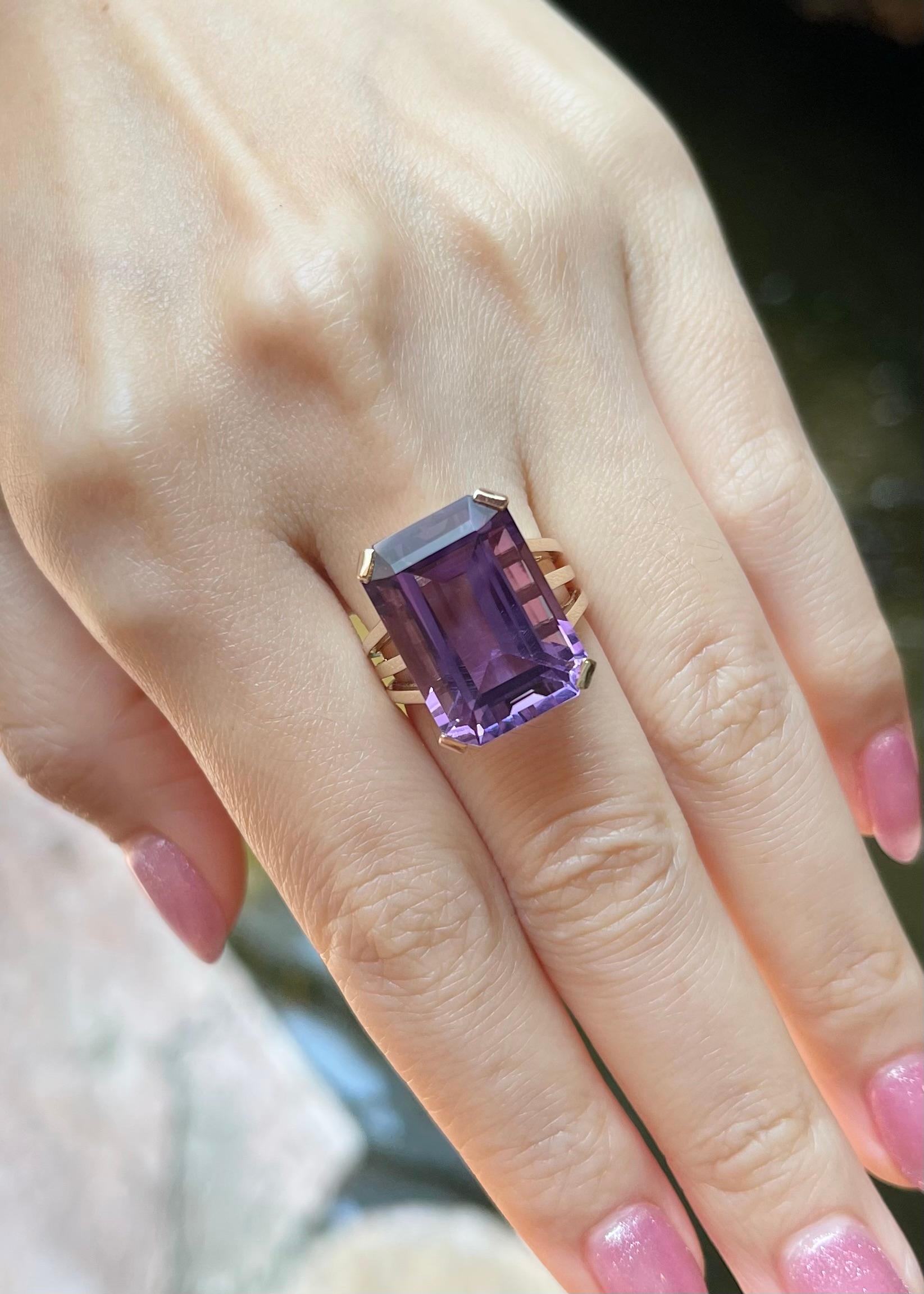 Anillo de amatista engastado en oro de 14 quilates Corte esmeralda en venta