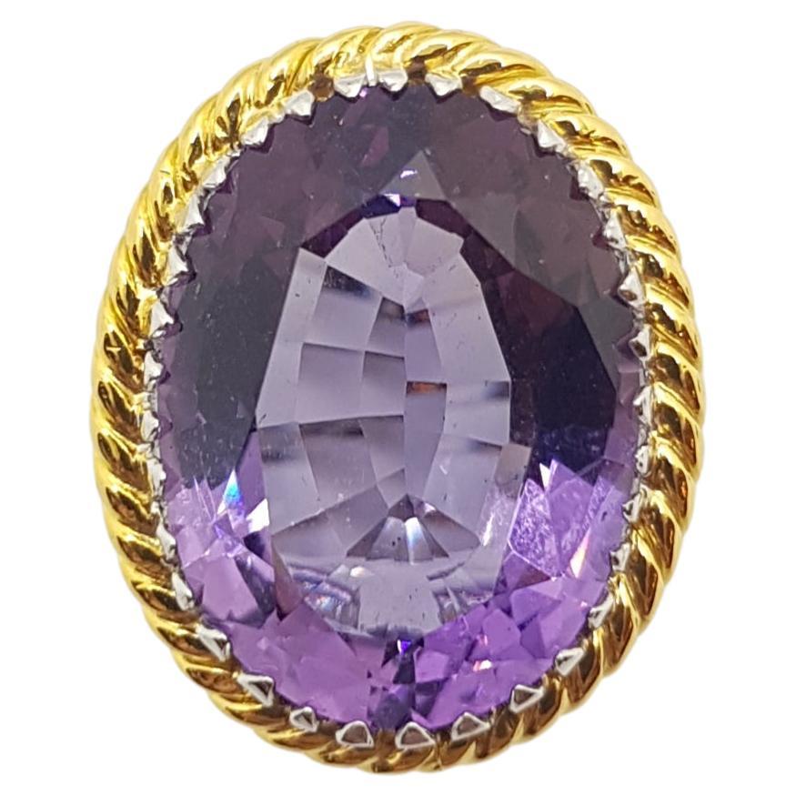 Anillo de amatista engastado en oro blanco de 18 quilates
